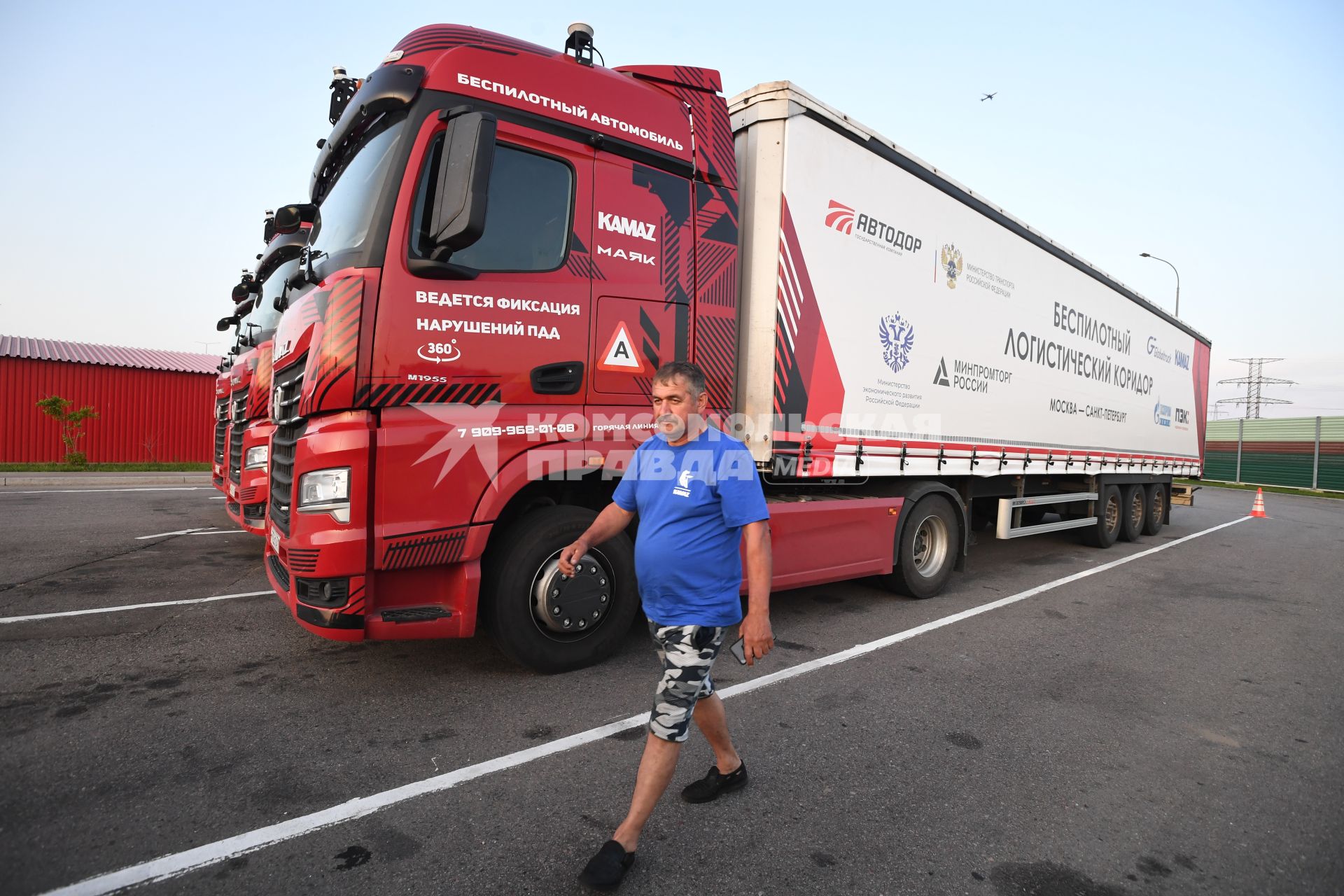 Москва. Беспилотные грузовые автомобили `Камаз` прибыли в город по трассе М-11 из Санкт-Петербурга в рамках проекта `Беспилотные логистические коридоры`.