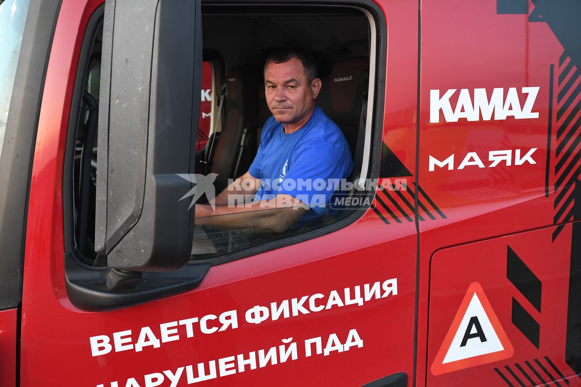 Москва. Беспилотные грузовые автомобили `Камаз` прибыли в город по трассе М-11 из Санкт-Петербурга в рамках проекта `Беспилотные логистические коридоры`. Водитель в кабине.
