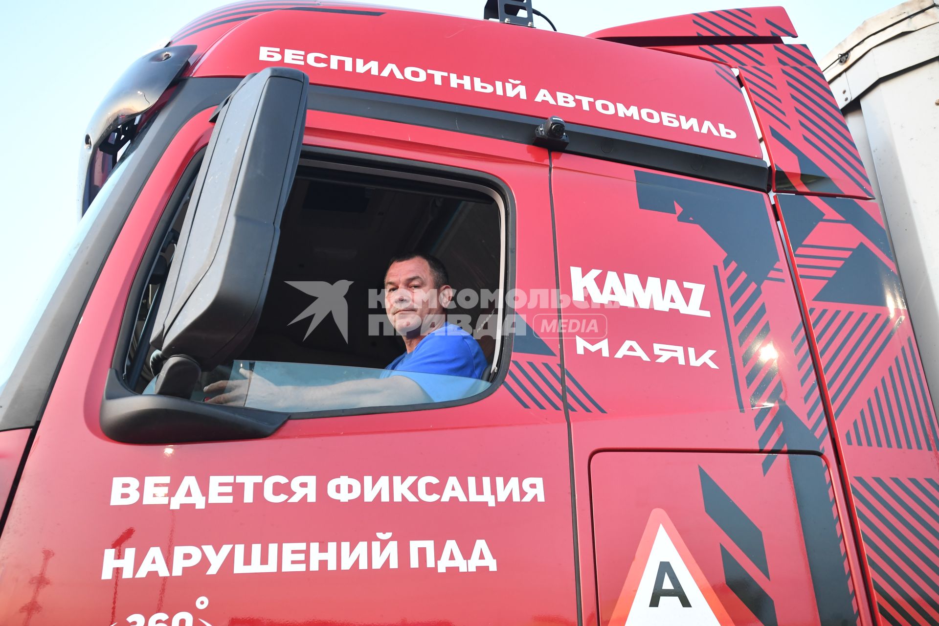 Москва. Беспилотные грузовые автомобили `Камаз` прибыли в город по трассе М-11 из Санкт-Петербурга в рамках проекта `Беспилотные логистические коридоры`. Водитель в кабине.
