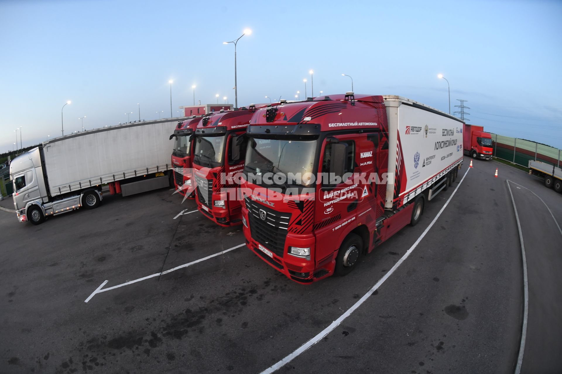 Москва. Беспилотные грузовые автомобили `Камаз` прибыли в город по трассе М-11 из Санкт-Петербурга в рамках проекта `Беспилотные логистические коридоры`.