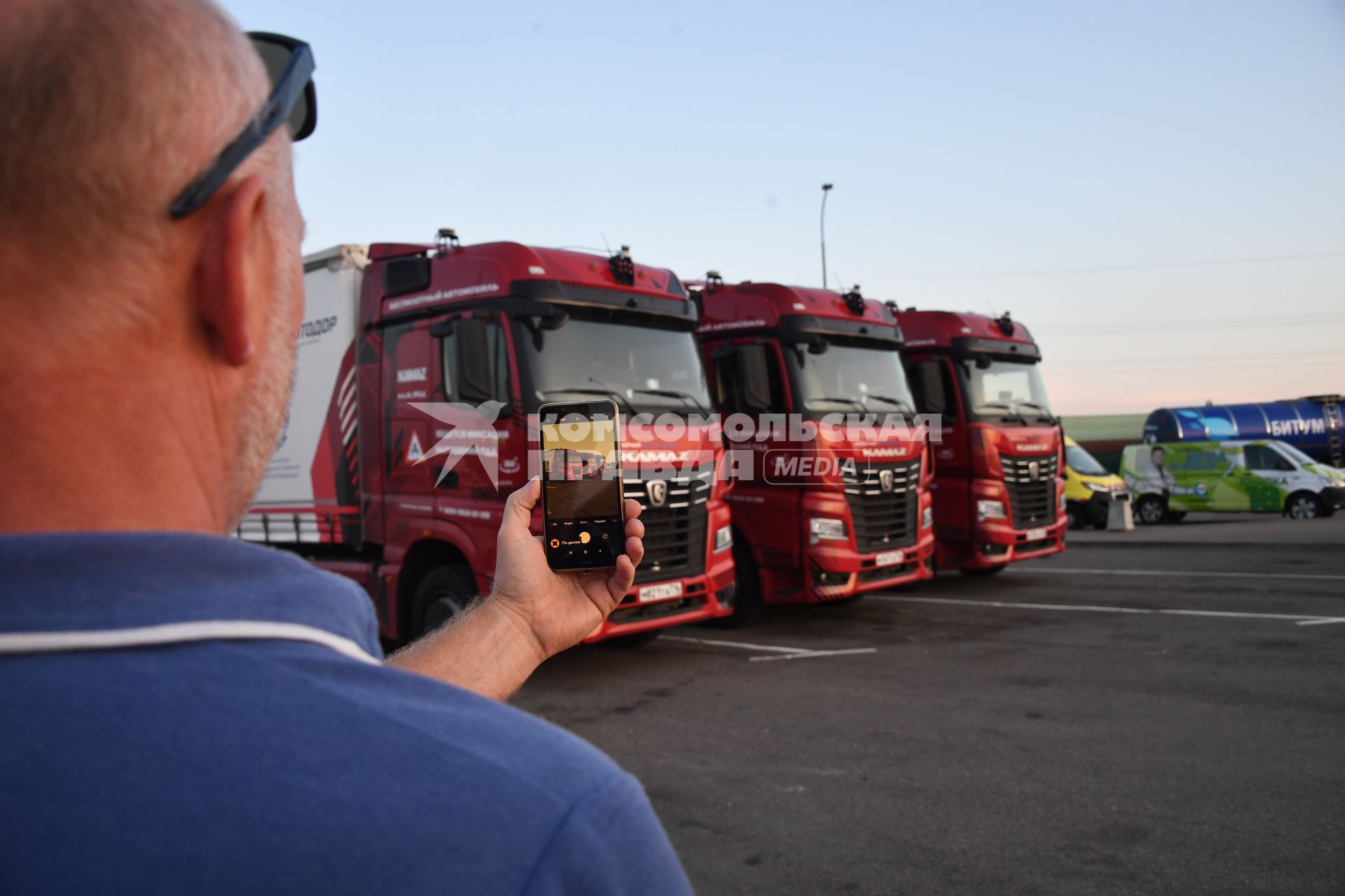 Москва. Беспилотные грузовые автомобили `Камаз` прибыли в город по трассе М-11 из Санкт-Петербурга в рамках проекта `Беспилотные логистические коридоры`.