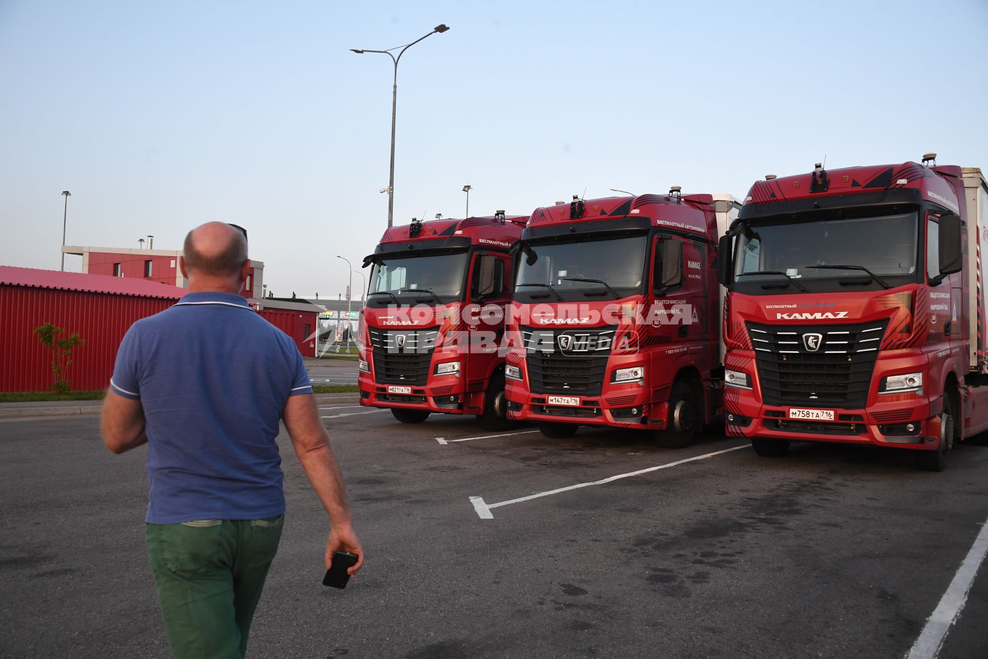 Москва. Беспилотные грузовые автомобили `Камаз` прибыли в город по трассе М-11 из Санкт-Петербурга в рамках проекта `Беспилотные логистические коридоры`.