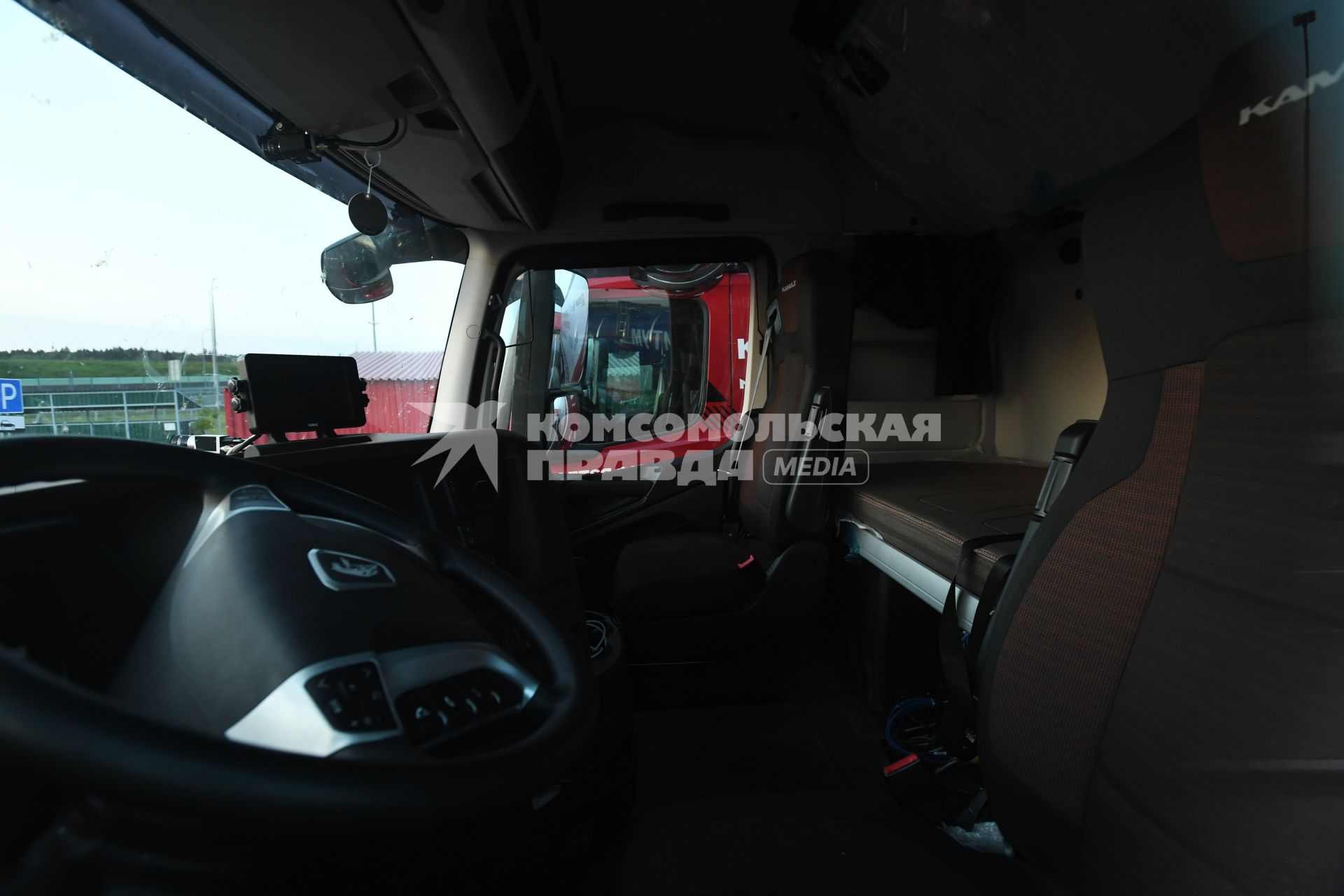 Москва. Беспилотные грузовые автомобили `Камаз` прибыли в город по трассе М-11 из Санкт-Петербурга в рамках проекта `Беспилотные логистические коридоры`. Кабина.