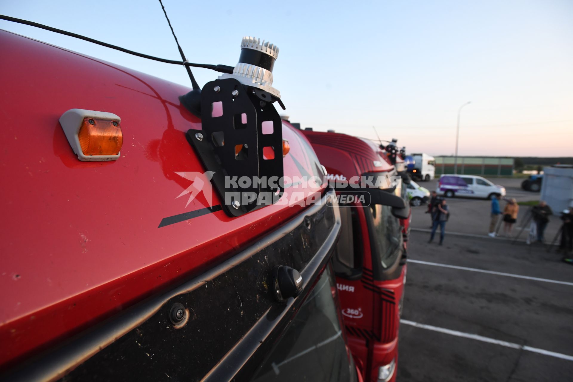 Москва. Беспилотные грузовые автомобили `Камаз` прибыли в город по трассе М-11 из Санкт-Петербурга в рамках проекта `Беспилотные логистические коридоры`. Лидар (прибор активный дальномер оптического диапазона) на крыше КАМАЗа.