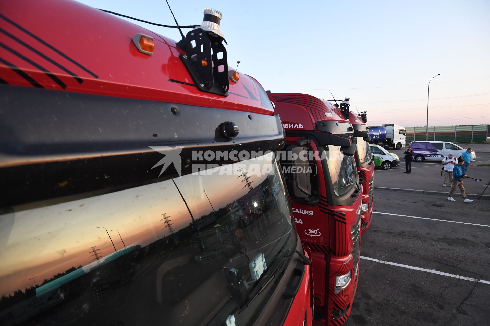 Москва. Беспилотные грузовые автомобили `Камаз` прибыли в город по трассе М-11 из Санкт-Петербурга в рамках проекта `Беспилотные логистические коридоры`. Лидар (прибор активный дальномер оптического диапазона) на крыше КАМАЗа.