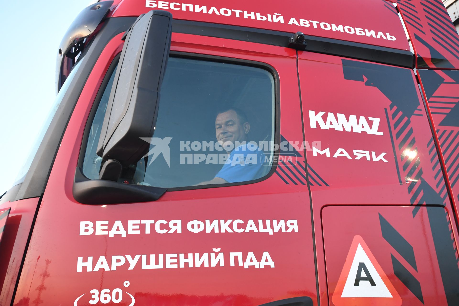 Москва. Беспилотные грузовые автомобили `Камаз` прибыли в город по трассе М-11 из Санкт-Петербурга в рамках проекта `Беспилотные логистические коридоры`. Водитель в кабине.