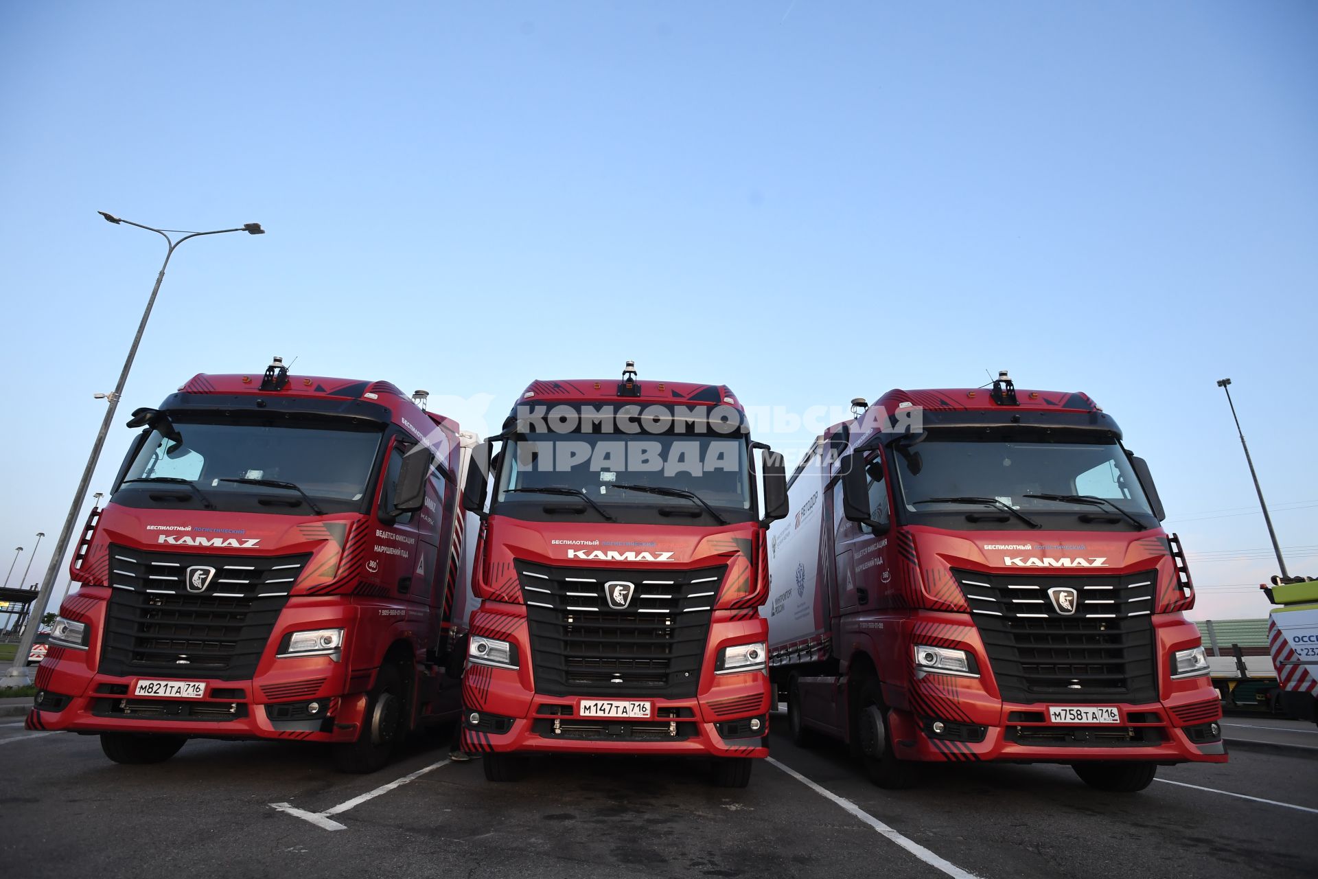 Москва. Беспилотные грузовые автомобили `Камаз` прибыли в город по трассе М-11 из Санкт-Петербурга в рамках проекта `Беспилотные логистические коридоры`.