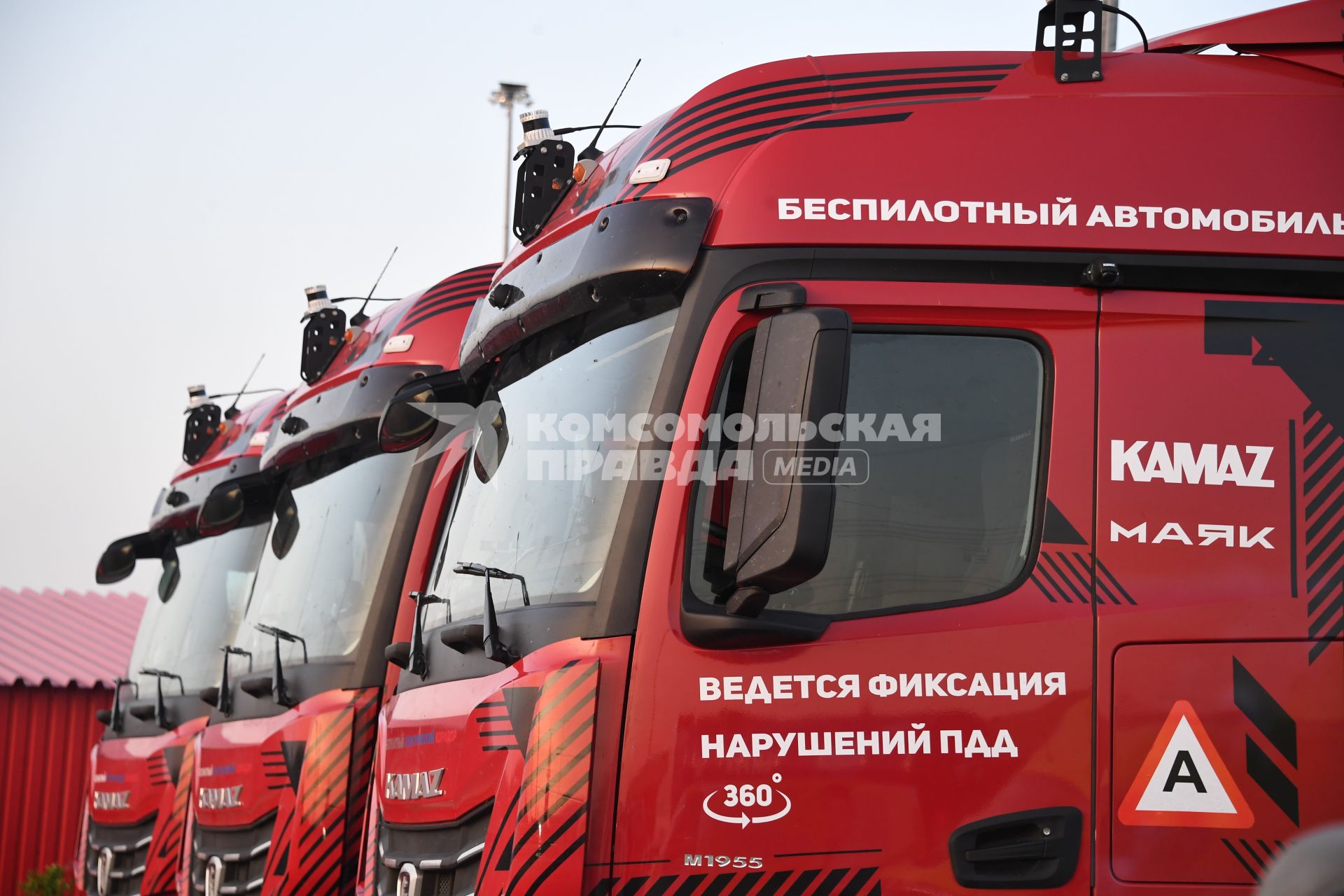 Москва. Беспилотные грузовые автомобили `Камаз` прибыли в город по трассе М-11 из Санкт-Петербурга в рамках проекта `Беспилотные логистические коридоры`. Лидар (прибор активный дальномер оптического диапазона) на крыше КАМАЗа.