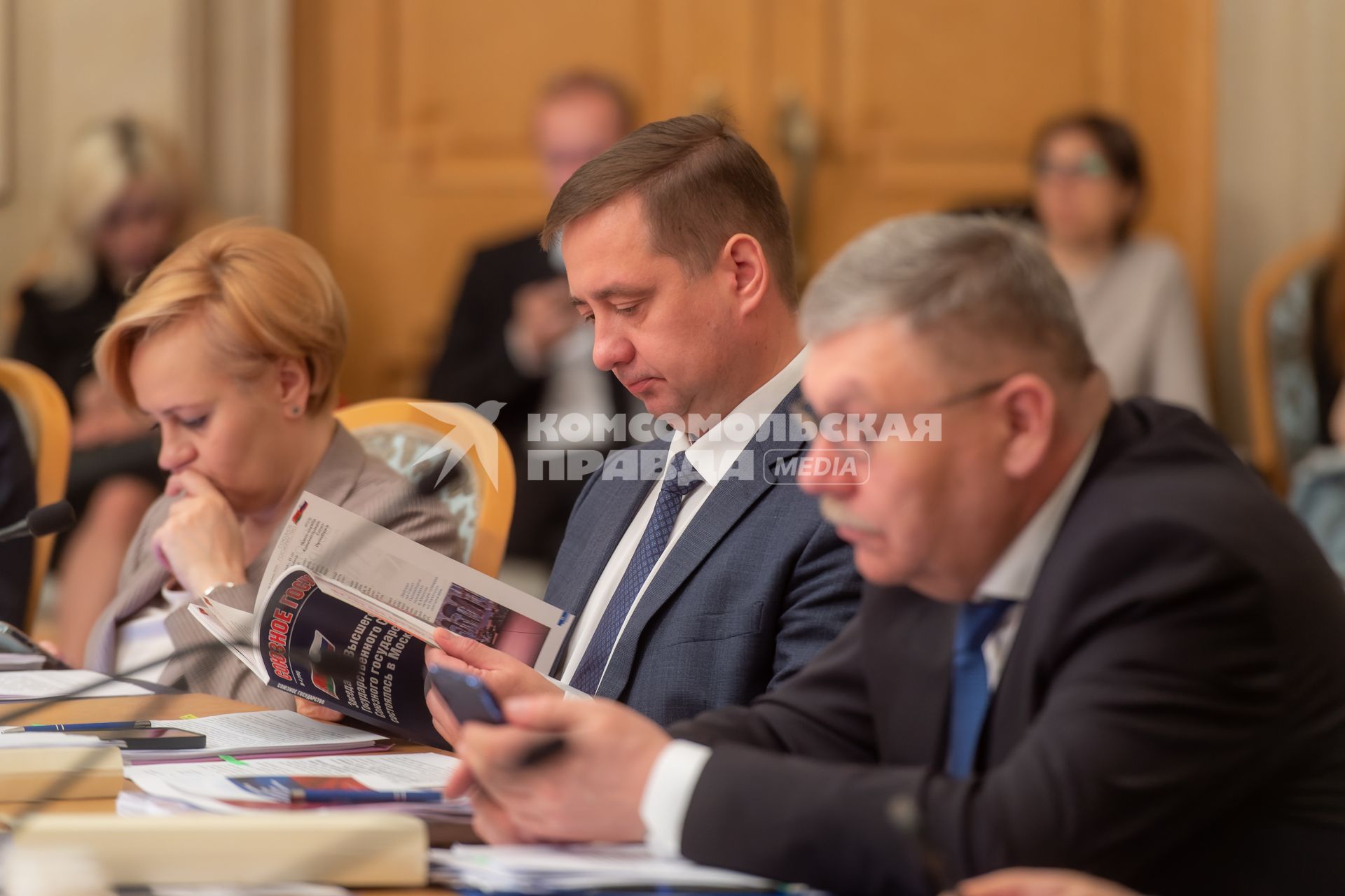 Москва. Заместитель Руководителя
Россельхознадзора Константин Савенков (в центре) и заместитель руководителя Росгидромета Соколов Владимир (справа) на заседании Группы высокого уровня Совета Министров Союзного государства.