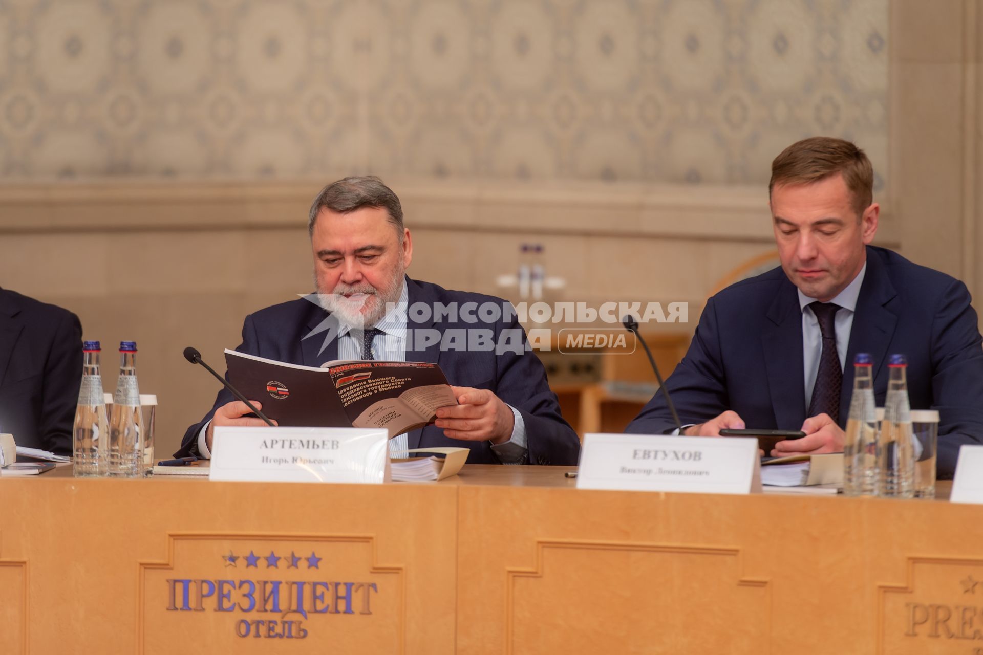 Москва. Помощник премьер-министра РФ Игорь Артемьев и заместитель министра промышленности и торговли РФ Виктор Евтухов (слева направо) на заседании Группы высокого уровня Совета Министров Союзного государства.