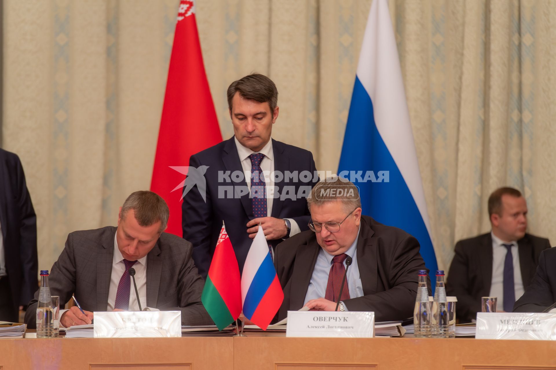 Москва. Чрезвычайный и полномочный посол Белоруссии в РФ Дмитрий Крутой и вице-премьер РФ Алексей Оверчук (на первом плане слева направо) на заседании Группы высокого уровня Совета Министров Союзного государства.