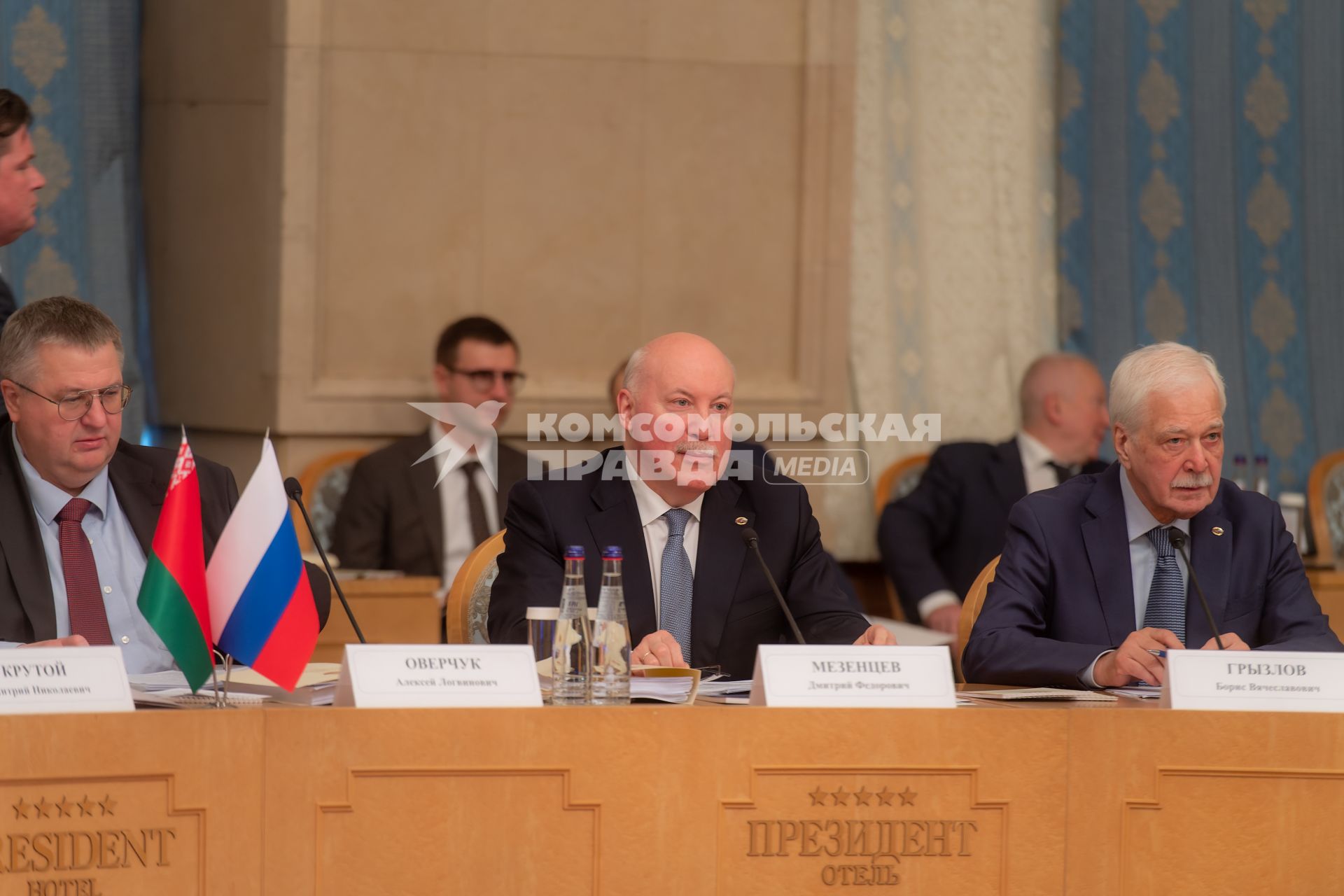 Москва. Вице-премьер РФ Алексей Оверчук, государственный секретарь Союзного государства России и Белоруссии Дмитрий Мезенцев и посол РФ в Беларуси Борис Грызлов (слева направо) на заседании Группы высокого уровня Совета Министров Союзного государства.