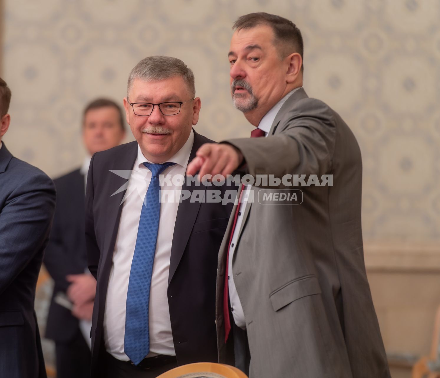 Москва. Заместитель руководителя Росгидромета Соколов Владимир (в центре) и заместитель государственного секретаря Союзного государства Виктор Сиренко (справа) на заседании Группы высокого уровня Совета Министров Союзного государства.