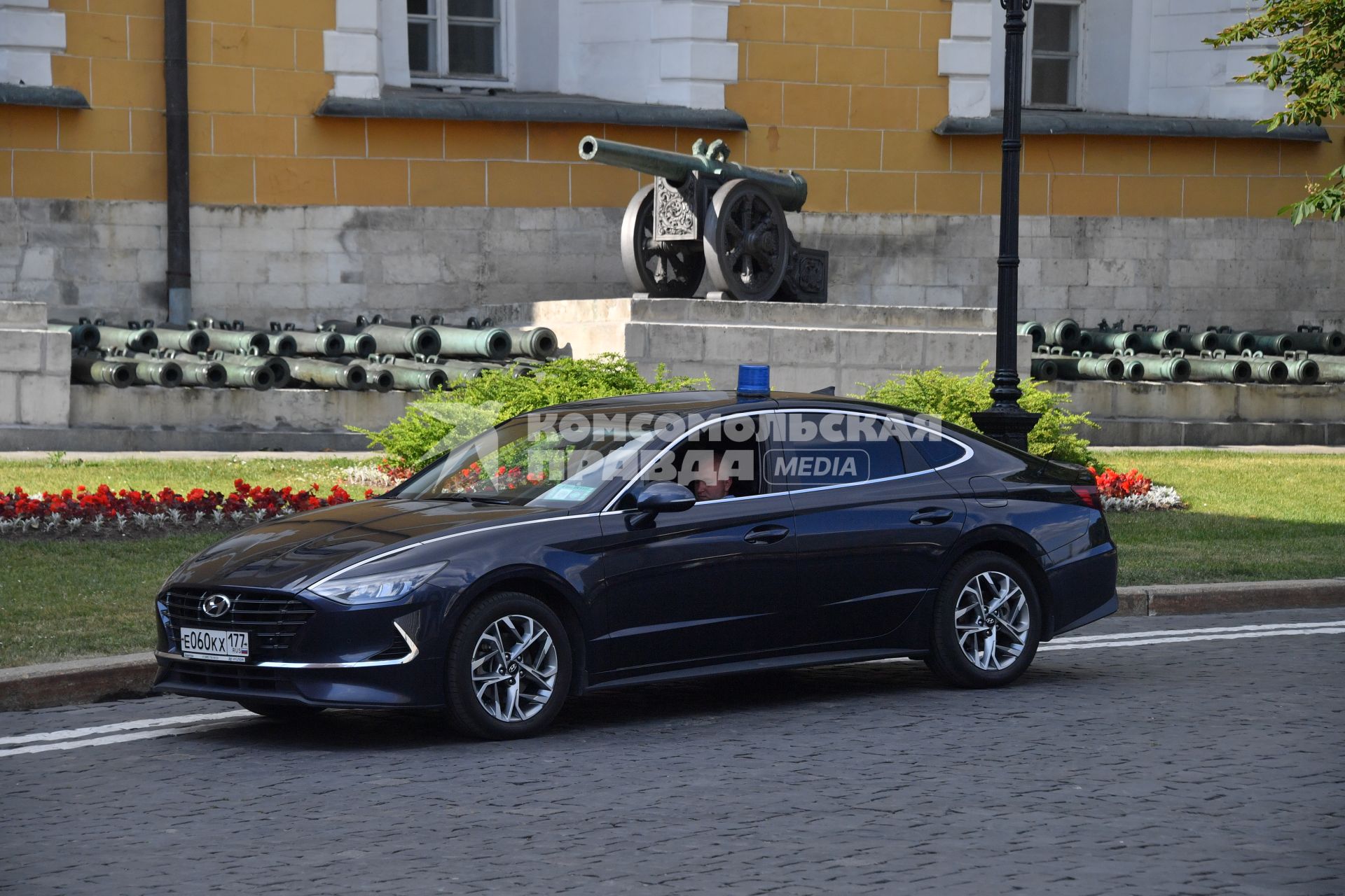 Москва. Служебный автомобиль на территории Московского Кремля.