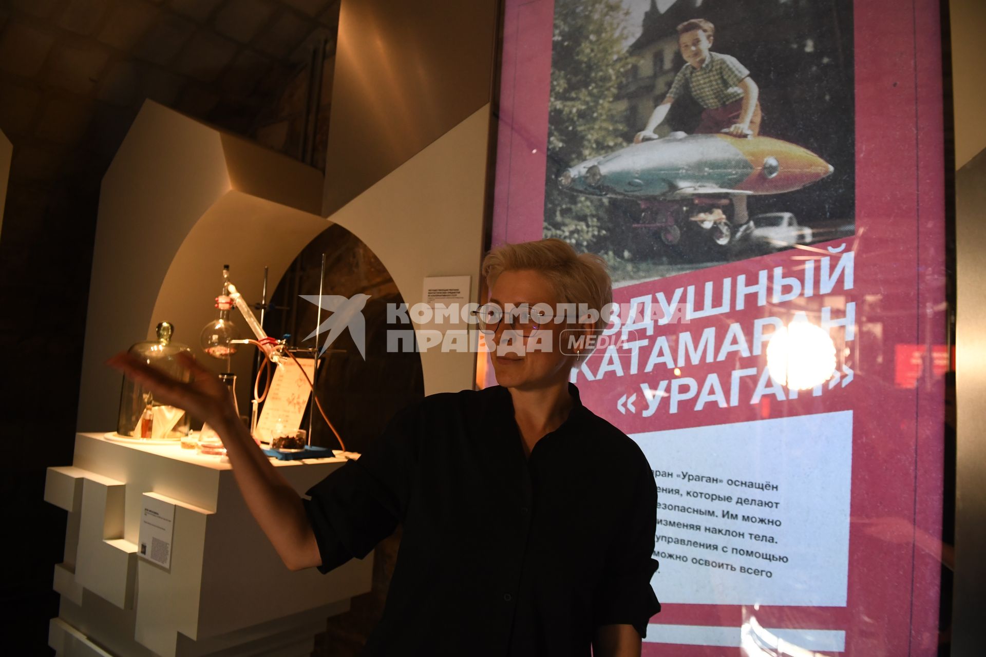 Москва. Начальник управления научно-просветительских проектов парка `Зарядье` Елена Войцеховская на выставке `Чайка`, в Белокаменном подклете Старого Английского двора. Выставка, приурочена ко дню 60-летия полета первой женщины-космонавта, Валентины Терешковой.