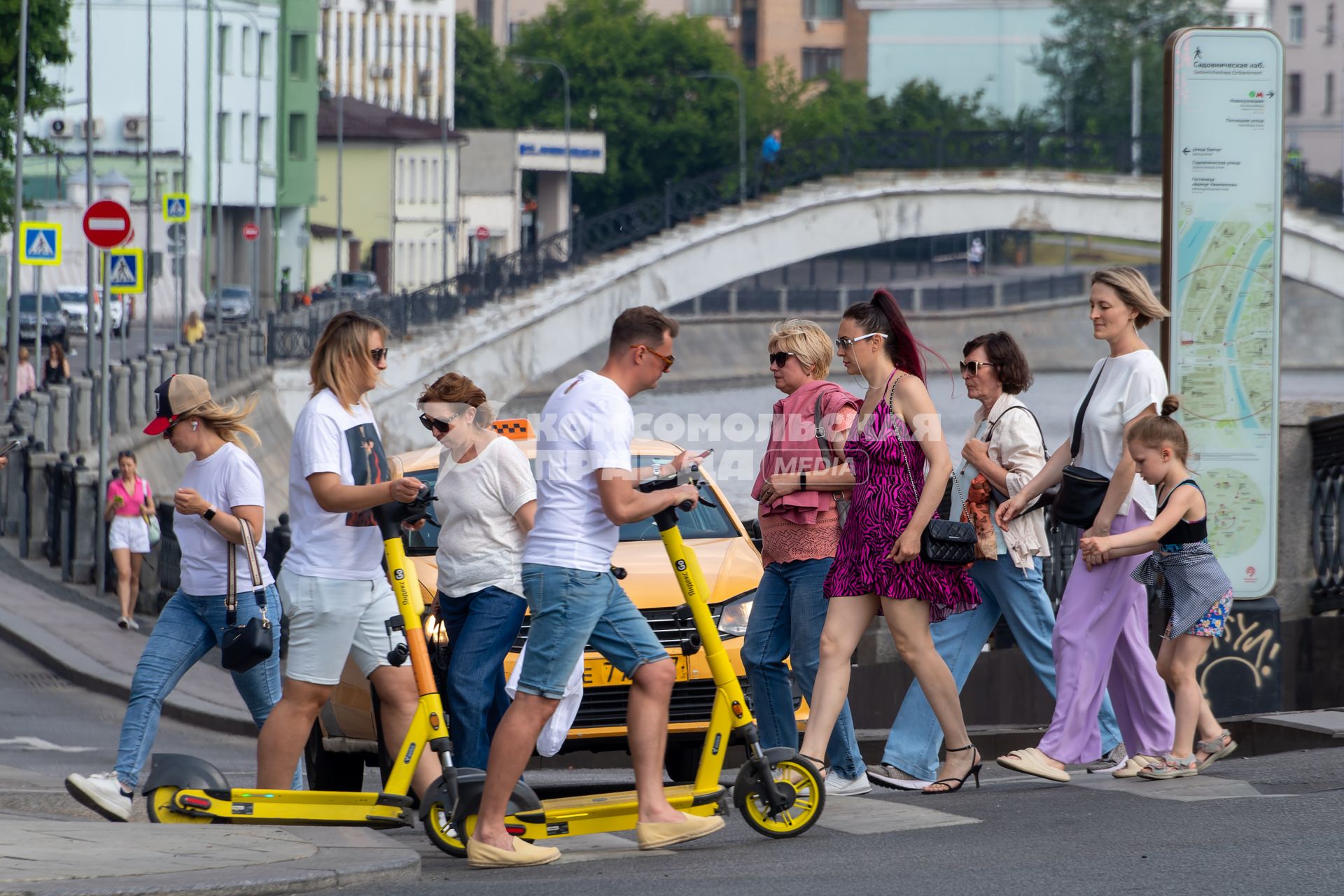 Москва. Прохожие на улице.