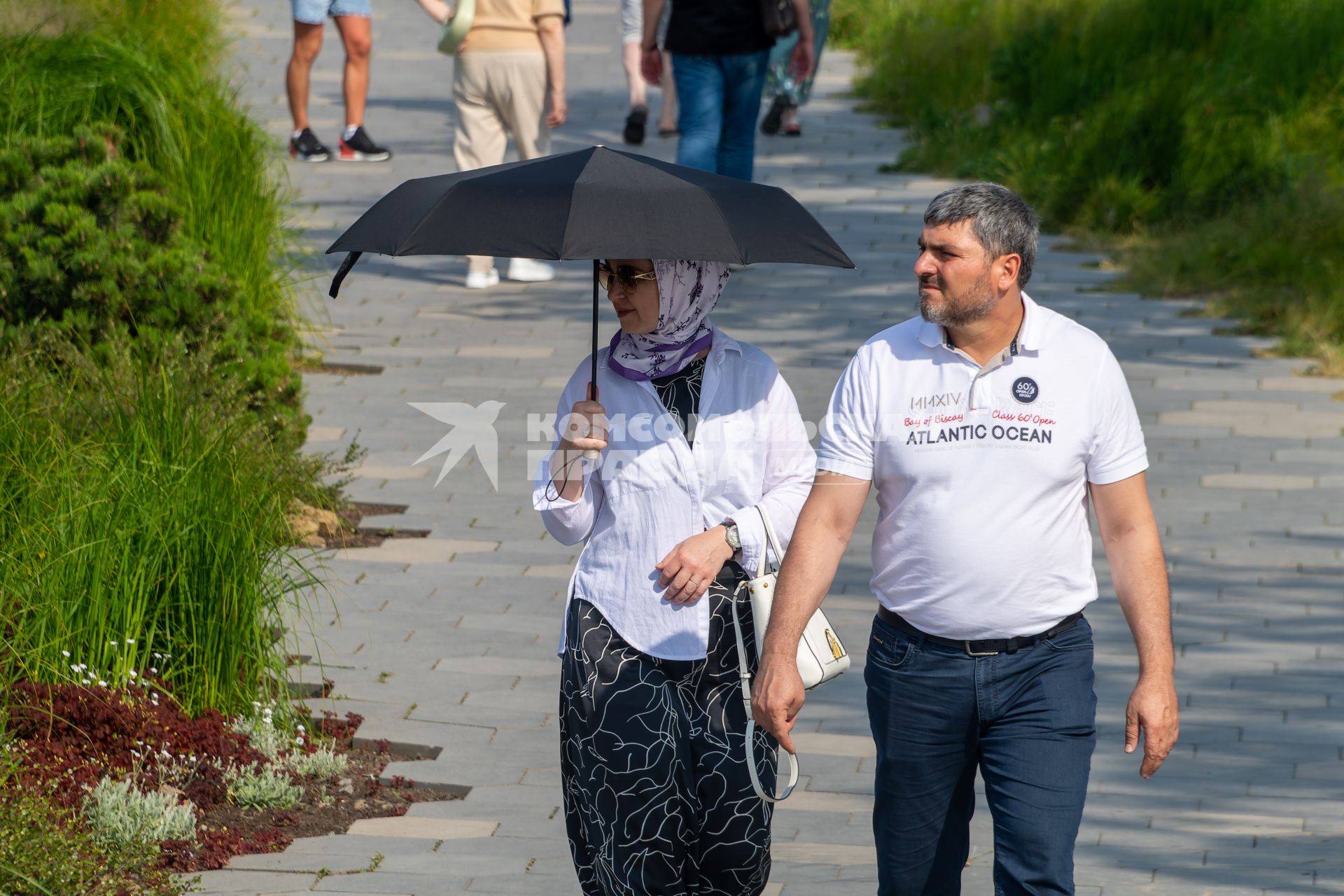 Москва. Прохожие на улице во время жары.