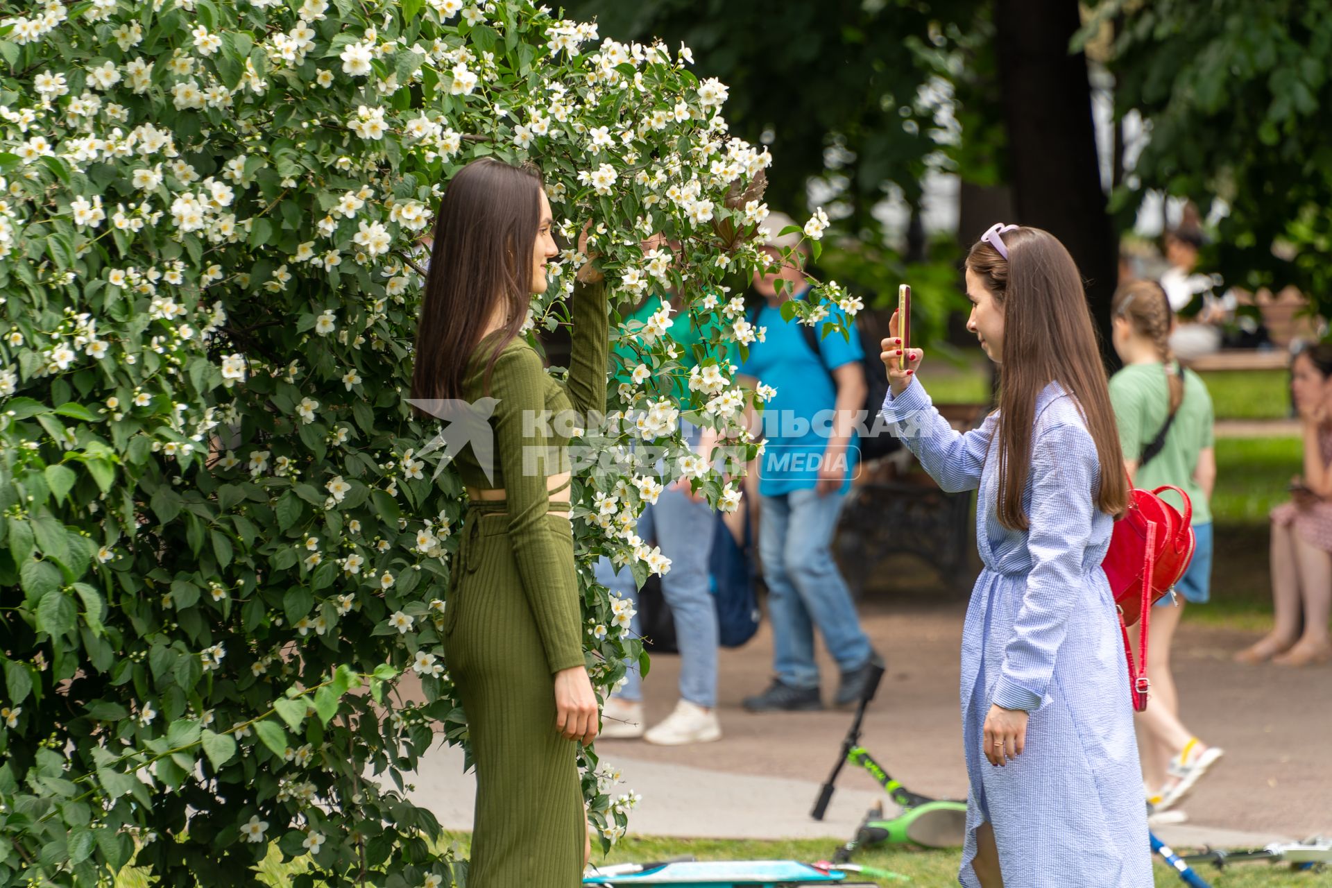 Москва. Девушки фотографируются в парке.