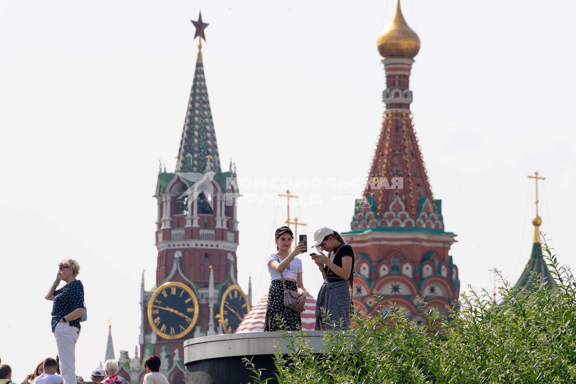 Москва. Девочки фотографируются в парке Зарядье.