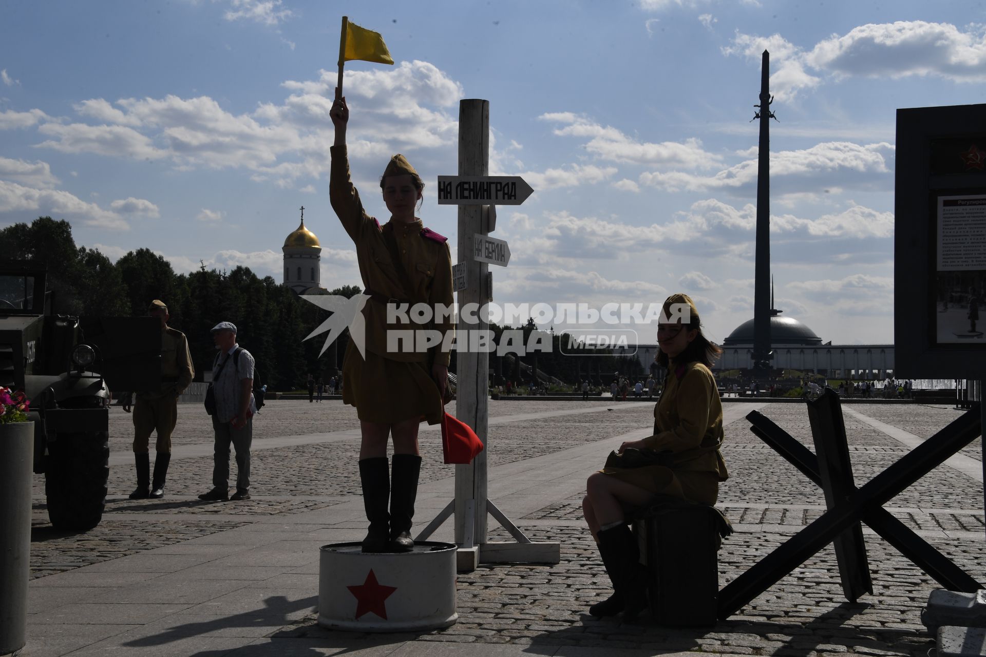 Москва.  Девушка в форме регулировщицы времен Великой Отечественной Войны на Поклонной горе.