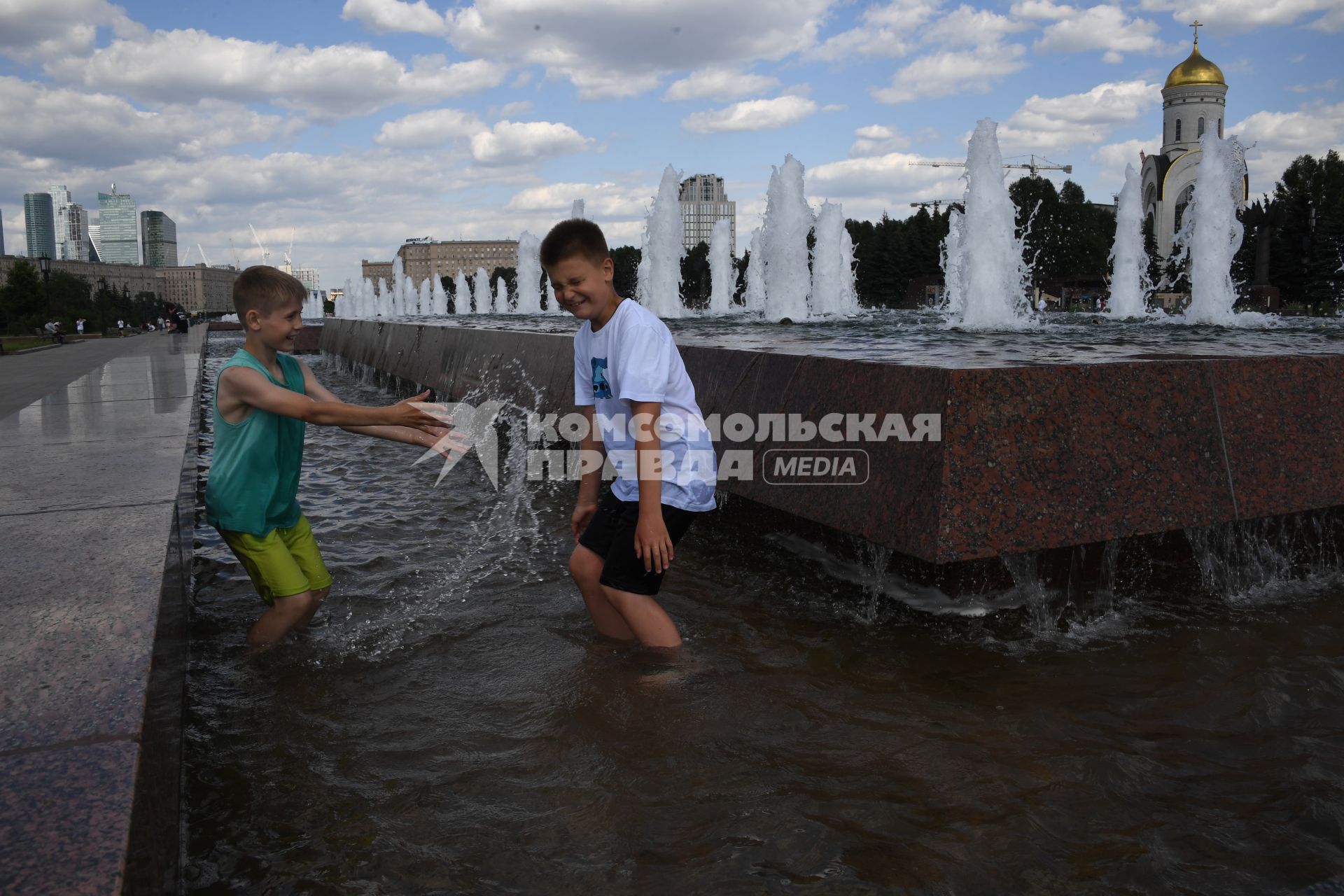 Москва.  Мальчики играют в фонтане  на Поклонной горе.