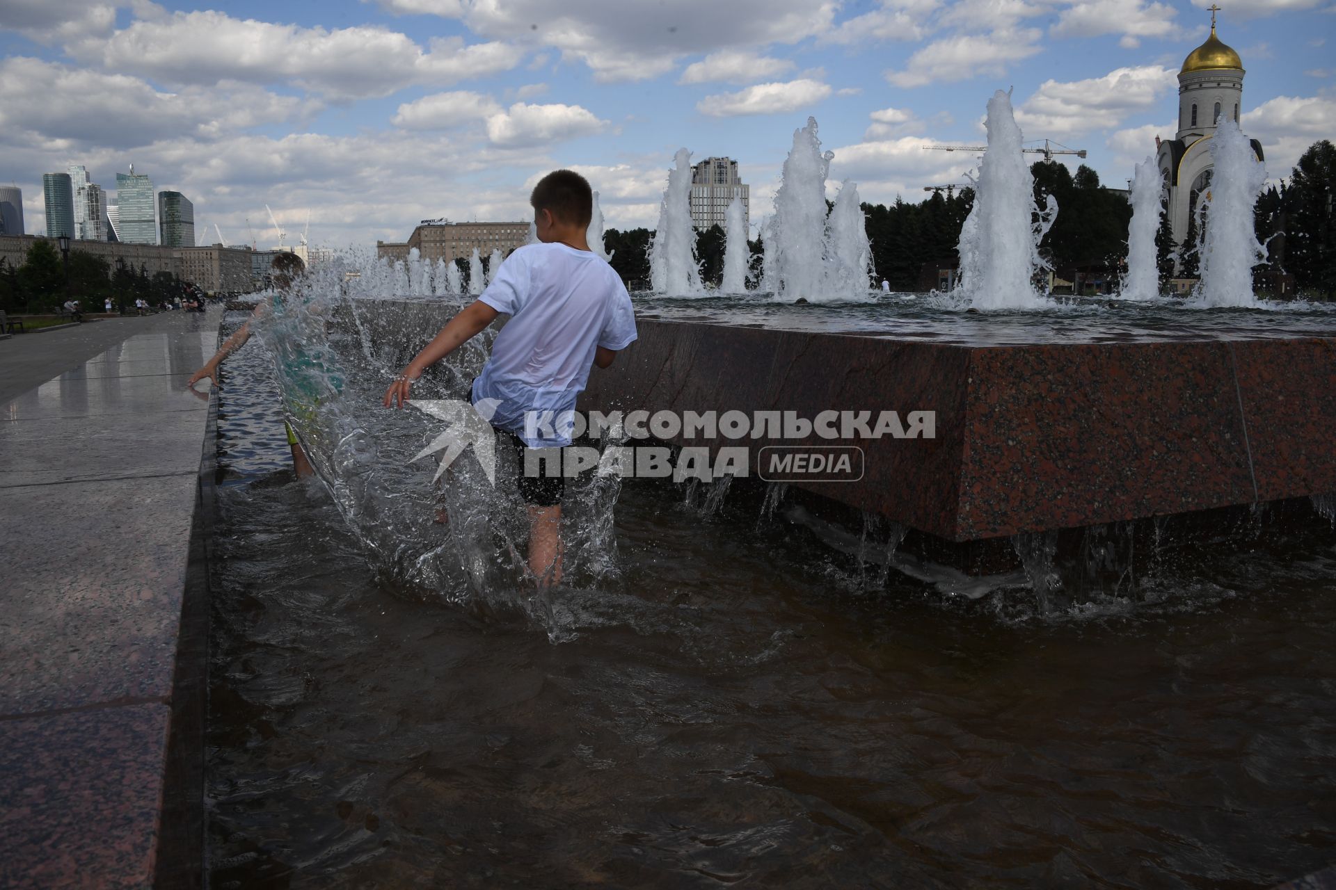 Москва.  Мальчики играют в фонтане  на Поклонной горе.