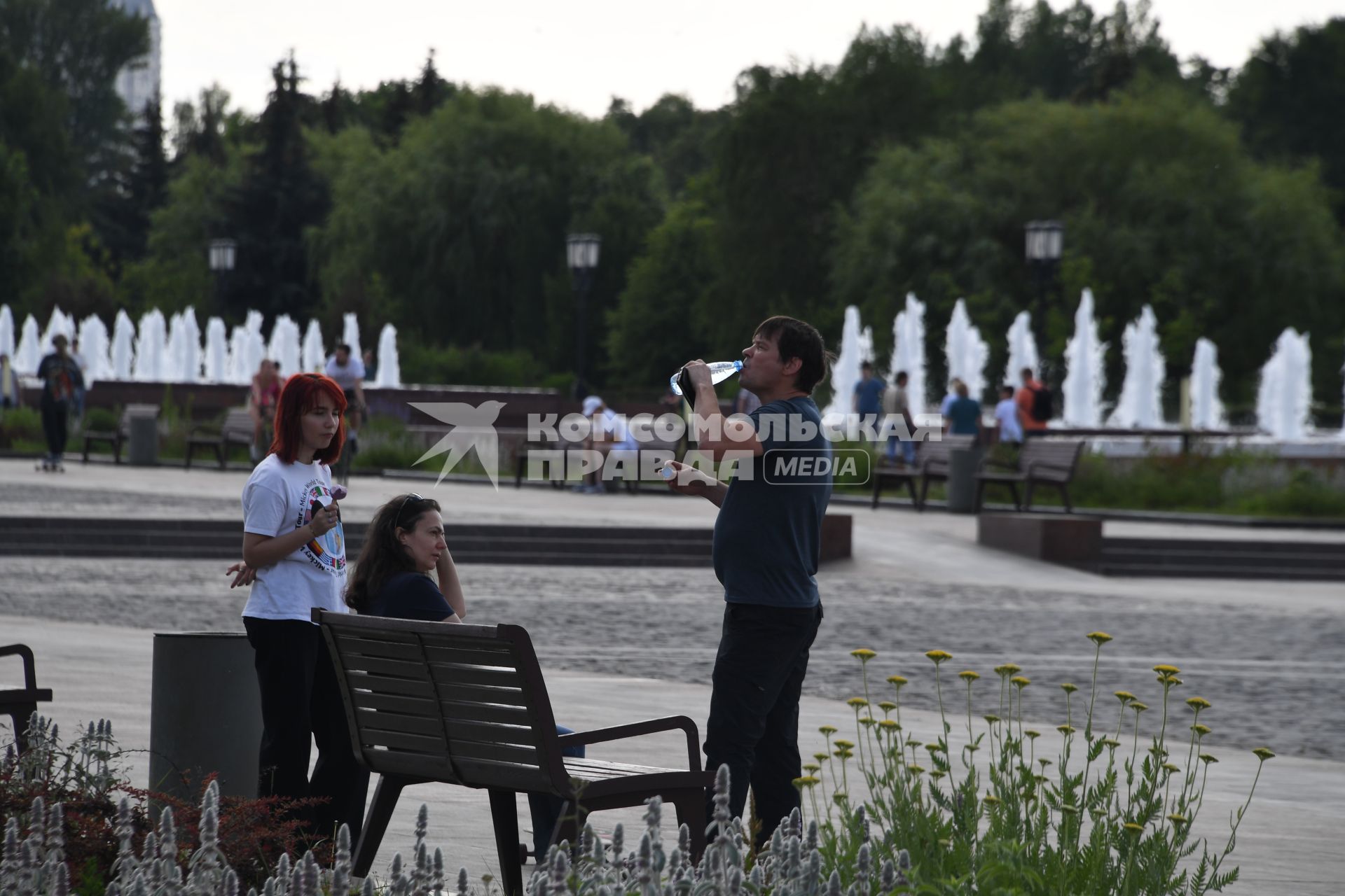 Москва. Посетители у фонтана на Поклонной горе.