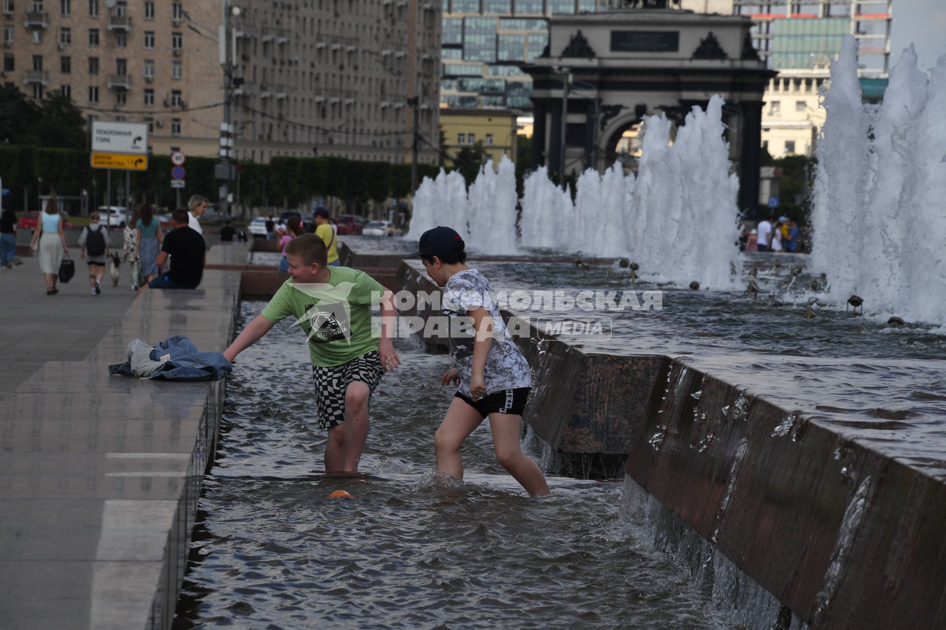Москва.  Мальчики играют в фонтане  на Поклонной горе.