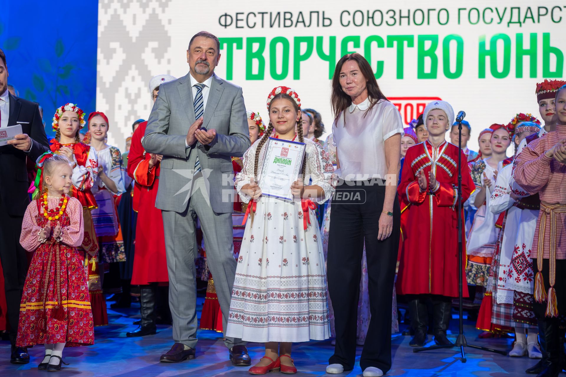 Москва. Заместитель государственного секретаря Союзного государства Виктор Сиренко на гала-концерте фестиваля Союзного государства `Творчество юных` в Зале Полководцев Музея Победы на Поклонной горе.