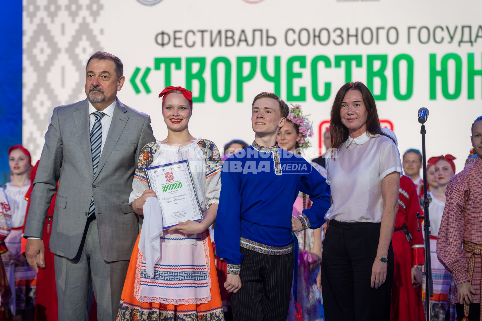 Москва. Заместитель государственного секретаря Союзного государства Виктор Сиренко (слева) на гала-концерте фестиваля Союзного государства `Творчество юных` в Зале Полководцев Музея Победы на Поклонной горе.
