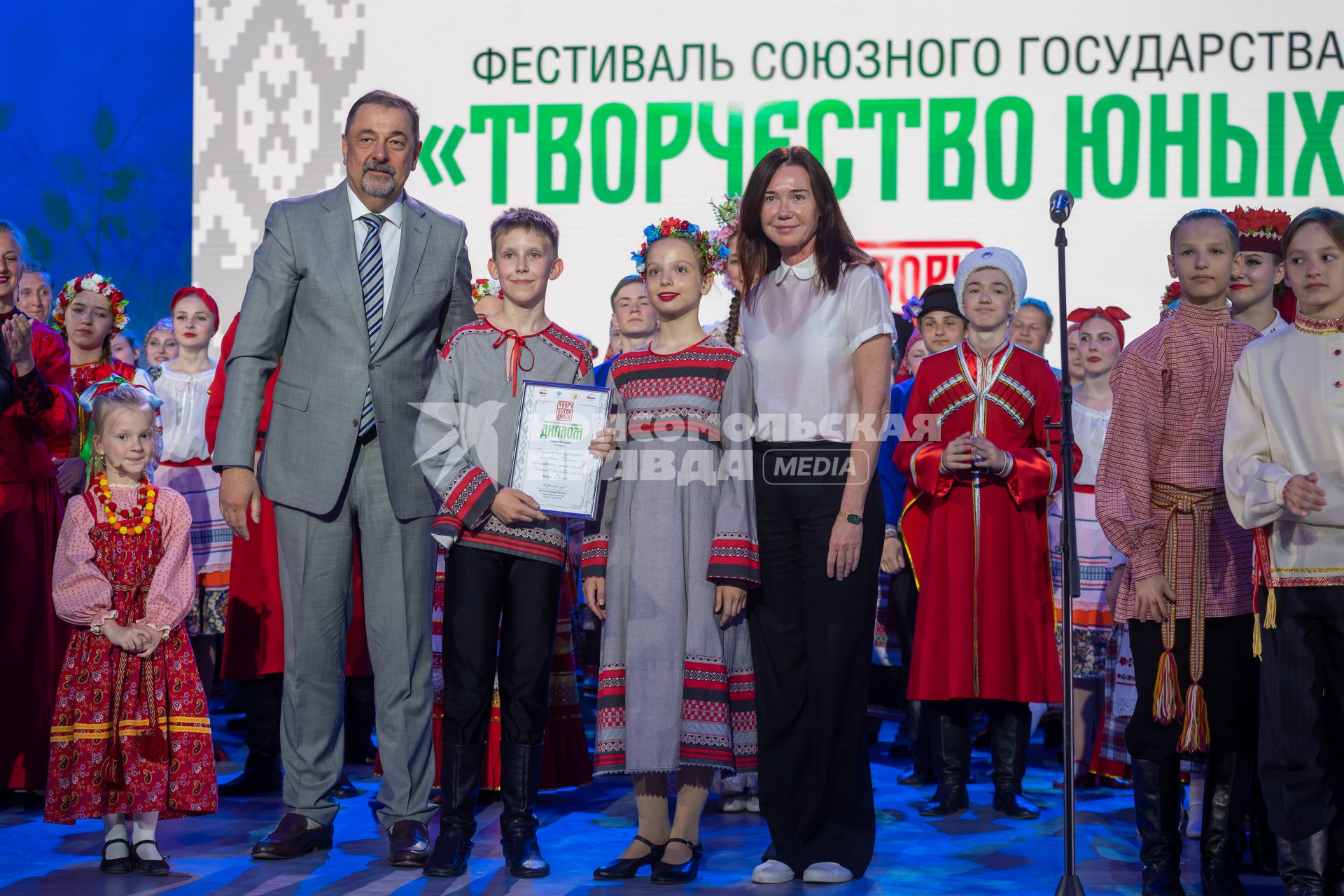 Москва. Заместитель государственного секретаря Союзного государства Виктор Сиренко (второй слева) на гала-концерте фестиваля Союзного государства `Творчество юных` в Зале Полководцев Музея Победы на Поклонной горе.
