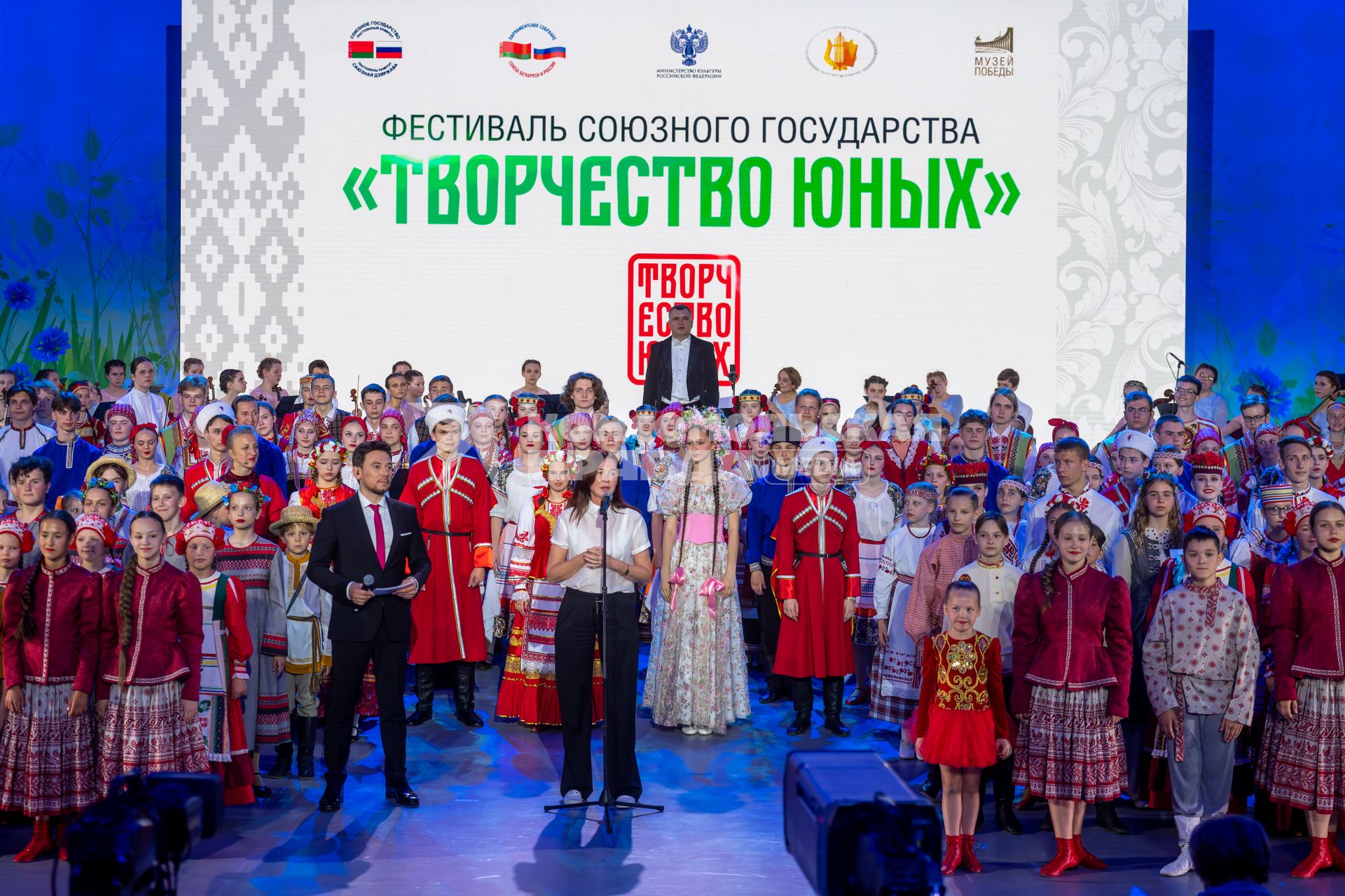 Москва. Гала-концерт фестиваля Союзного государства `Творчество юных` в Зале Полководцев Музея Победы на Поклонной горе.