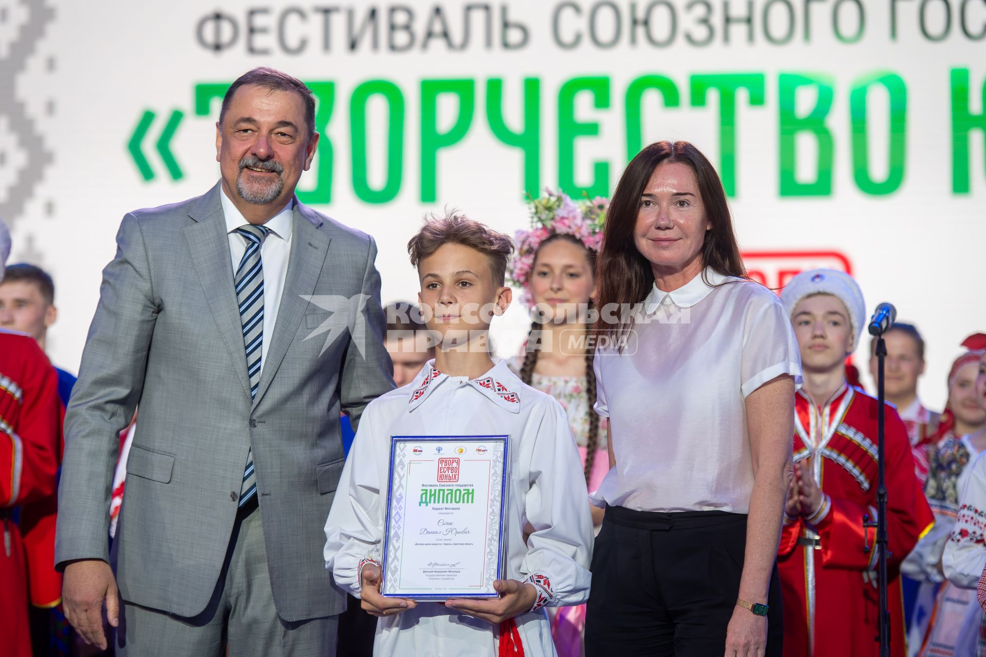 Москва. Заместитель государственного секретаря Союзного государства Виктор Сиренко (слева) на гала-концерте фестиваля Союзного государства `Творчество юных` в Зале Полководцев Музея Победы на Поклонной горе.