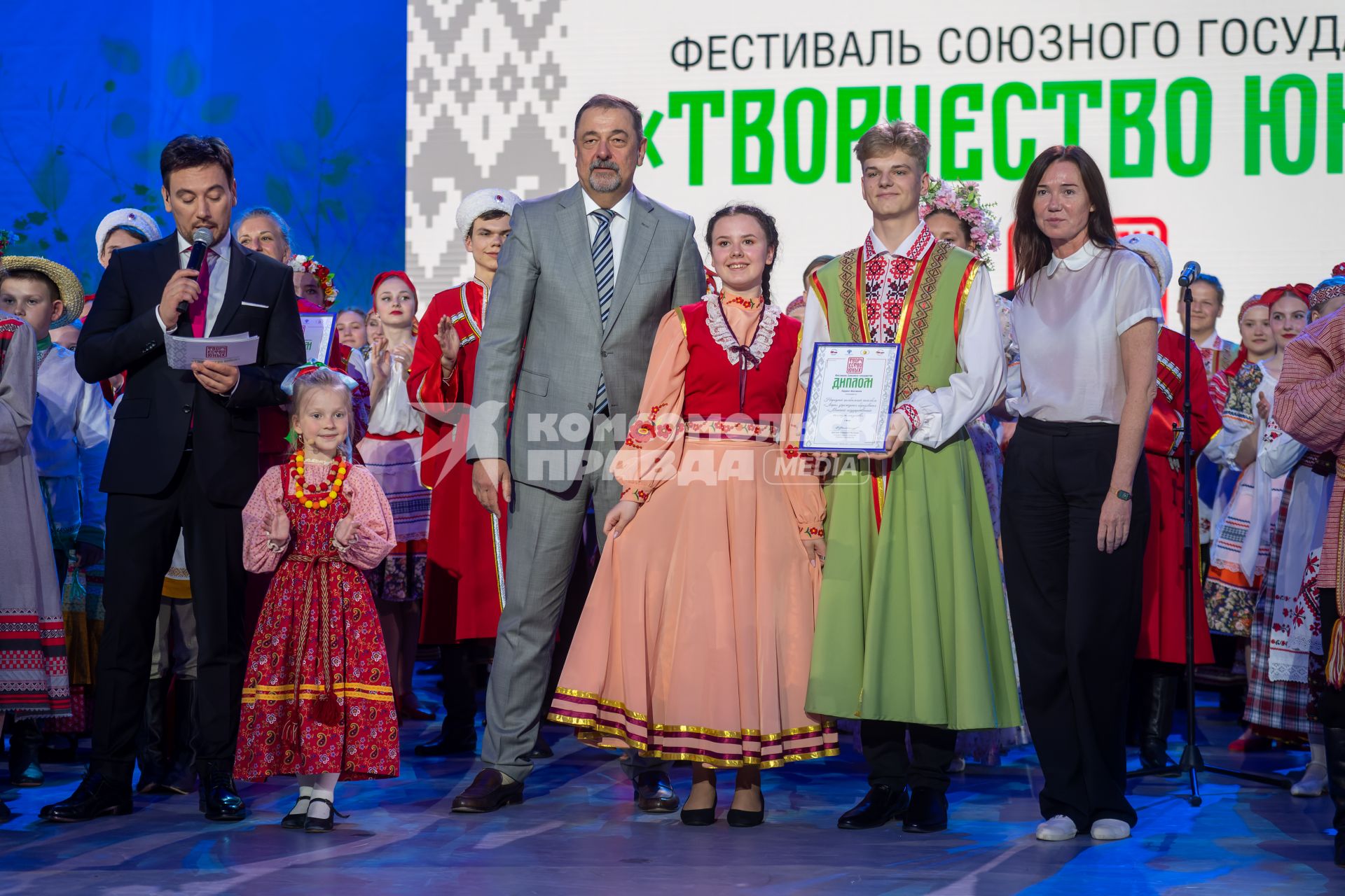 Москва. Певец Руслан Алехно (слева) и заместитель государственного секретаря Союзного государства Виктор Сиренко (в центре) на гала-концерте фестиваля Союзного государства `Творчество юных` в Зале Полководцев Музея Победы на Поклонной горе.
