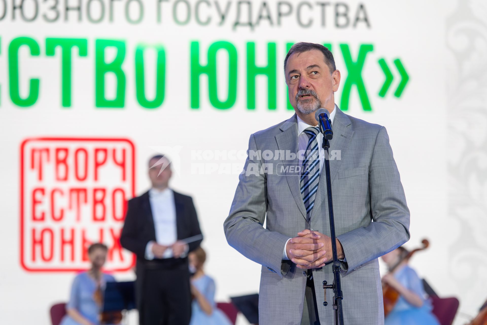 Москва. Заместитель государственного секретаря Союзного государства Виктор Сиренко на гала-концерте фестиваля Союзного государства `Творчество юных` в Зале Полководцев Музея Победы на Поклонной горе.