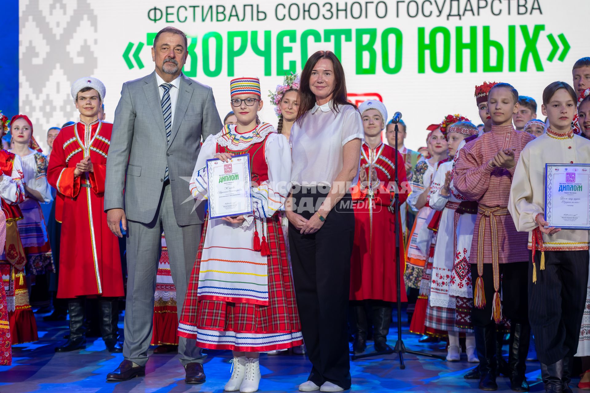 Москва. Заместитель государственного секретаря Союзного государства Виктор Сиренко на гала-концерте фестиваля Союзного государства `Творчество юных` в Зале Полководцев Музея Победы на Поклонной горе.