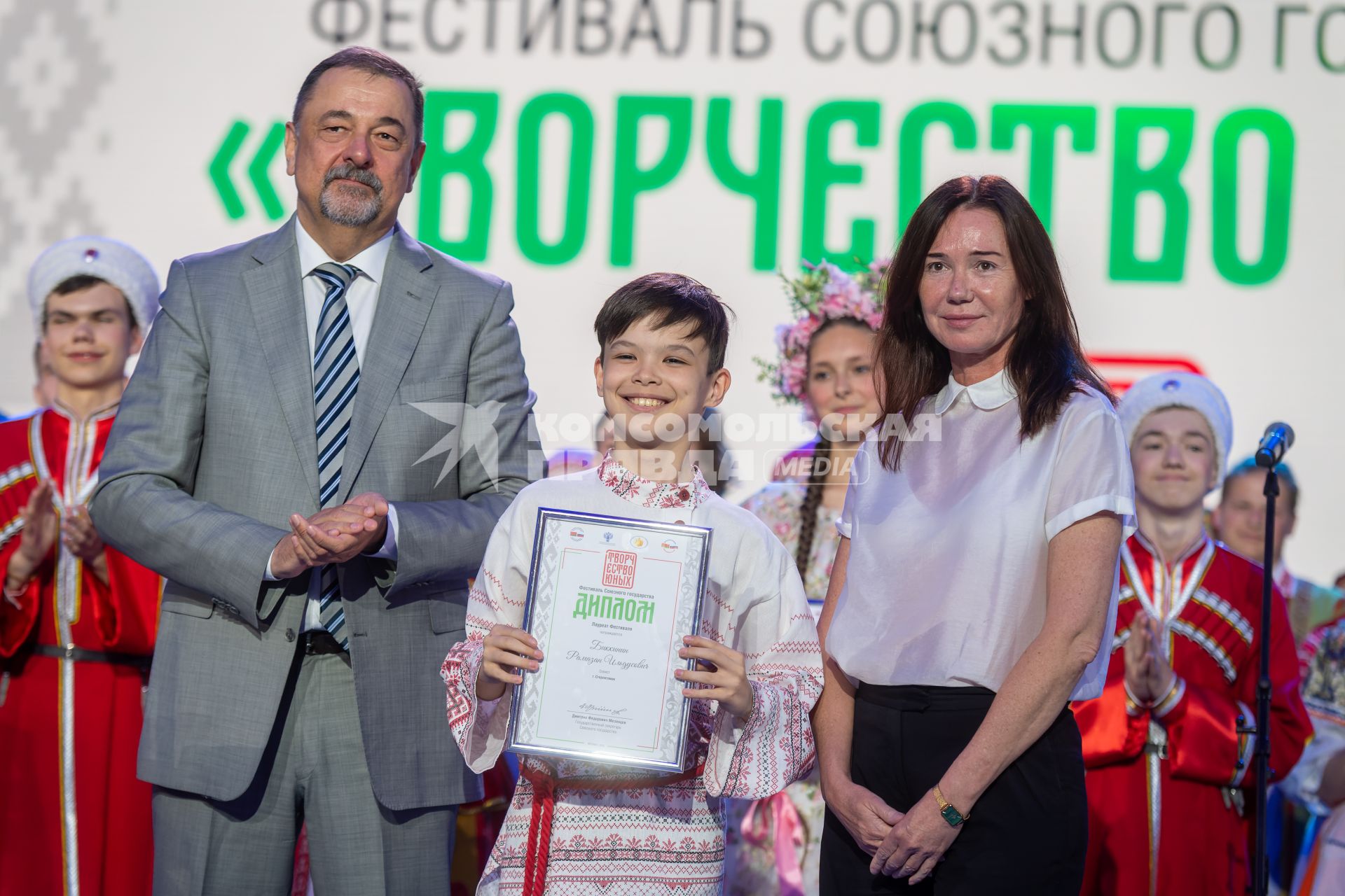 Москва. Заместитель государственного секретаря Союзного государства Виктор Сиренко (слева на первом плане) на гала-концерте фестиваля Союзного государства `Творчество юных` в Зале Полководцев Музея Победы на Поклонной горе.