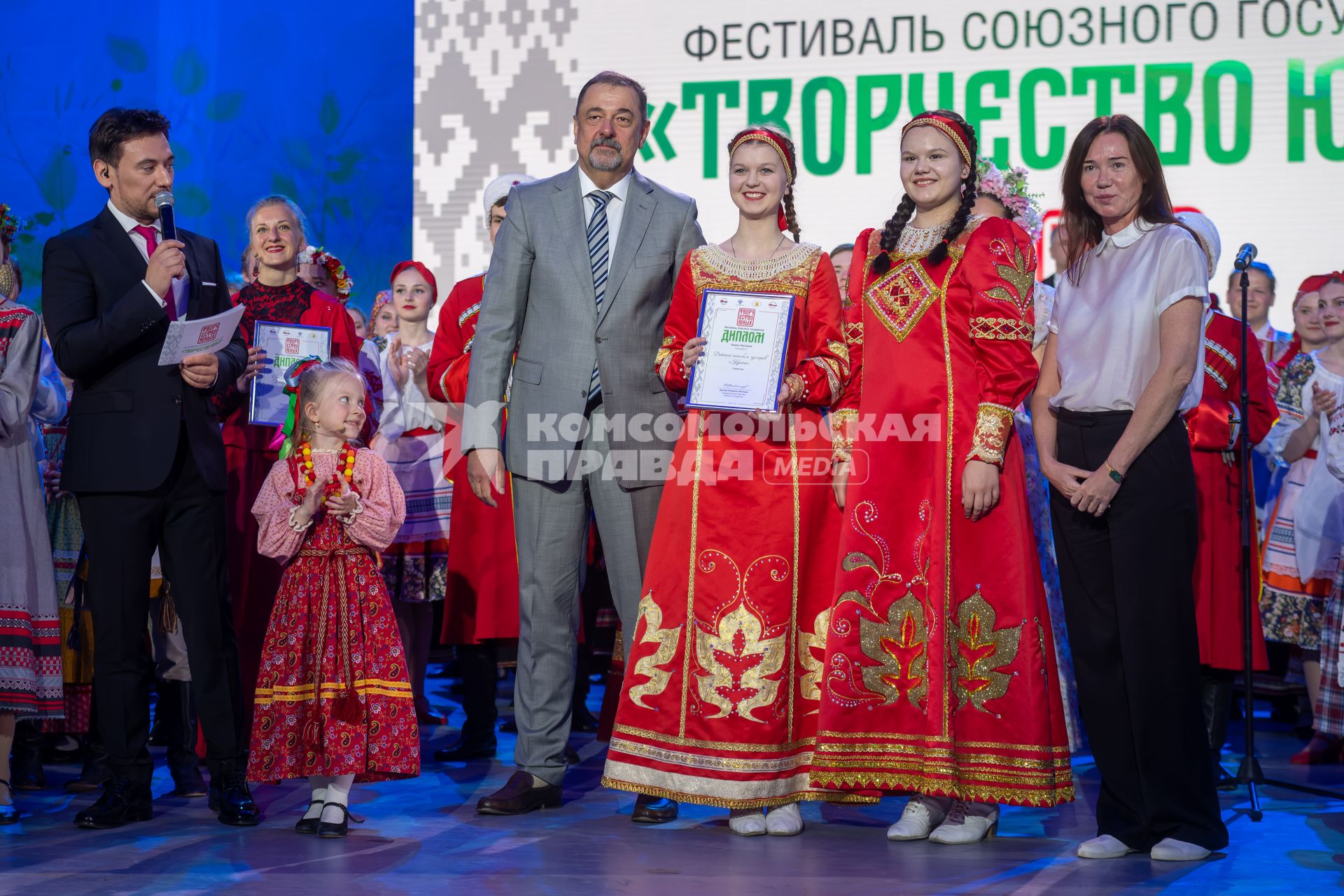Москва. Певец Руслан Алехно (сдева) и заместитель государственного секретаря Союзного государства Виктор Сиренко (в центре) на гала-концерте фестиваля Союзного государства `Творчество юных` в Зале Полководцев Музея Победы на Поклонной горе.