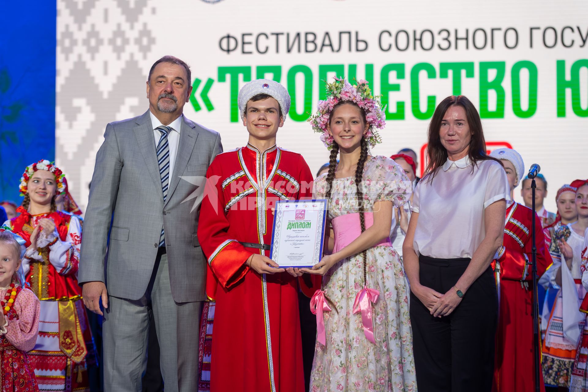 Москва. Заместитель государственного секретаря Союзного государства Виктор Сиренко (слева) на гала-концерте фестиваля Союзного государства `Творчество юных` в Зале Полководцев Музея Победы на Поклонной горе.