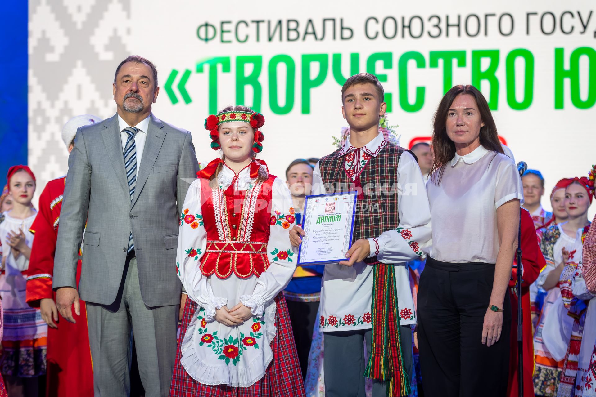 Москва. Заместитель государственного секретаря Союзного государства Виктор Сиренко (слева) на гала-концерте фестиваля Союзного государства `Творчество юных` в Зале Полководцев Музея Победы на Поклонной горе.