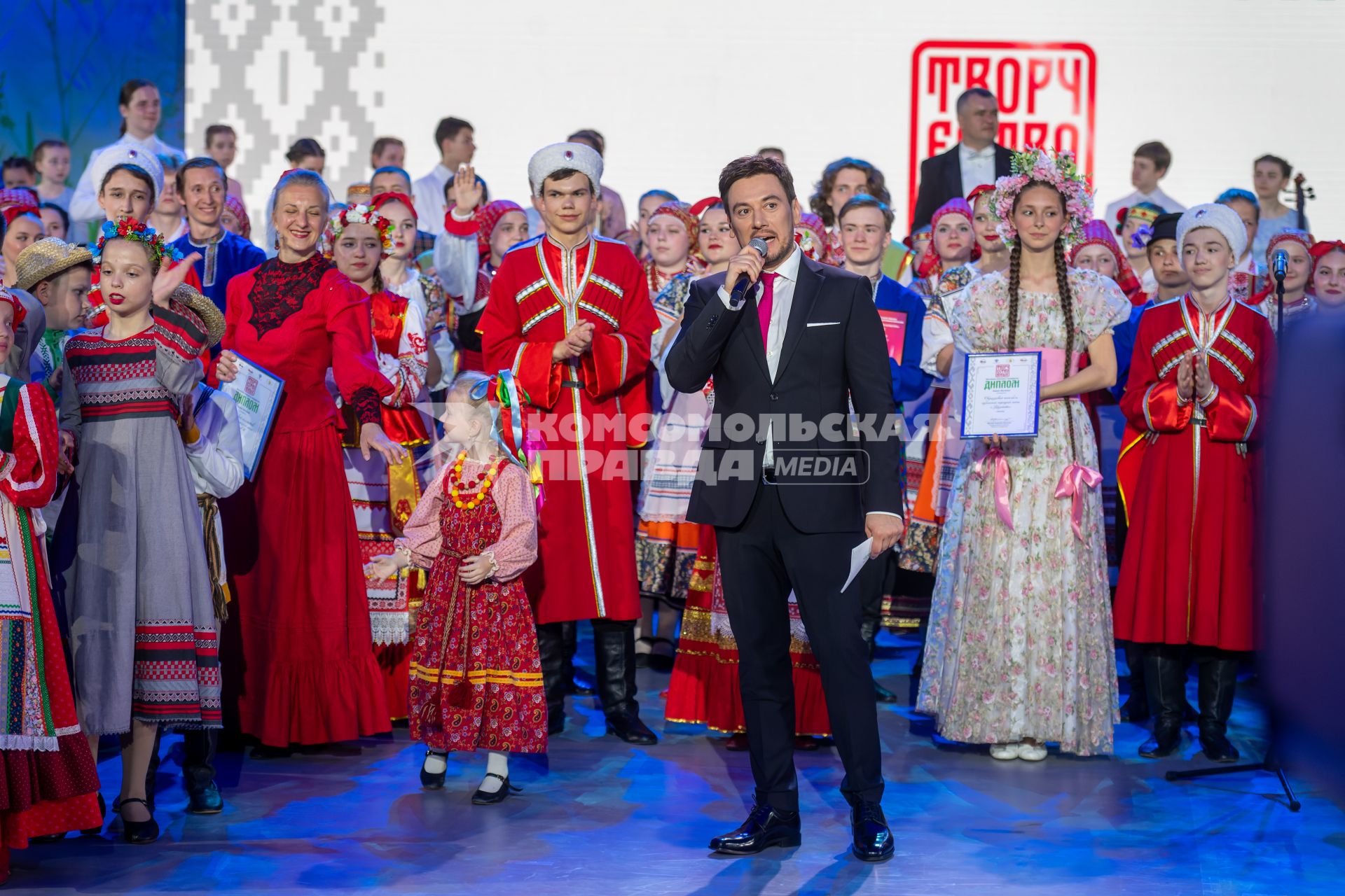 Москва. Ведущий Руслан Алехно (в центре) на гала-концерте фестиваля Союзного государства `Творчество юных` в Зале Полководцев Музея Победы на Поклонной горе.