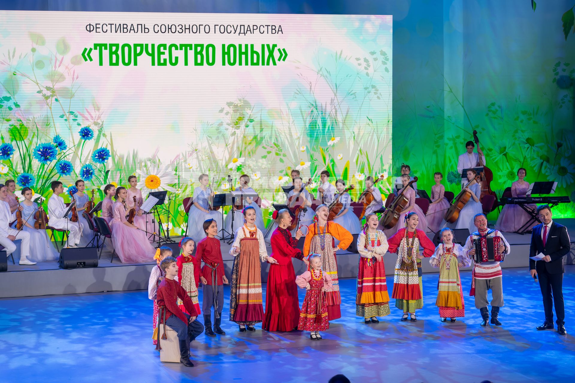 Москва. Гала-концерт фестиваля Союзного государства `Творчество юных` в Зале Полководцев Музея Победы на Поклонной горе.