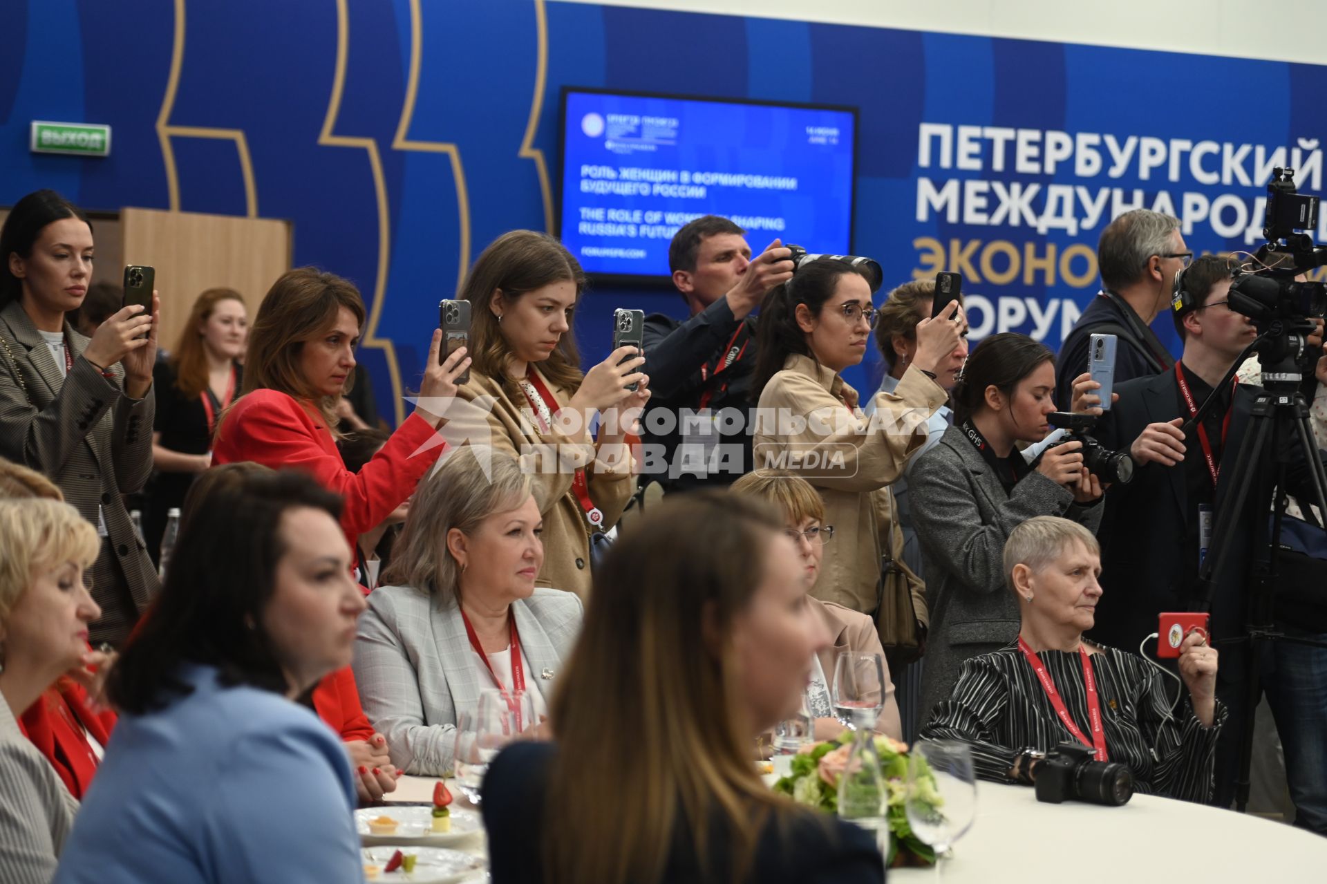 Санкт-Петербург. Бизнес-бранч `Роль женщин в формировании будущего России`в первый день работы Петербургского международного экономического форума (ПМЭФ 2023).