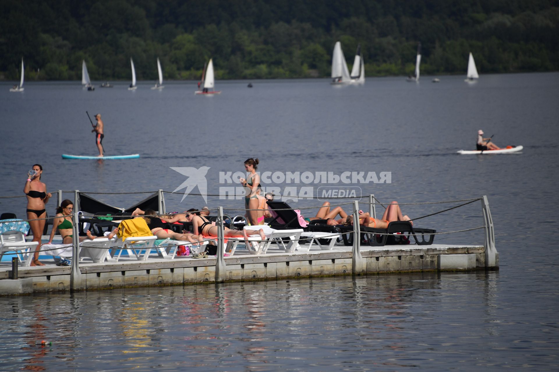 Москва. Горожане во время отдыха на пляже в Строгино.