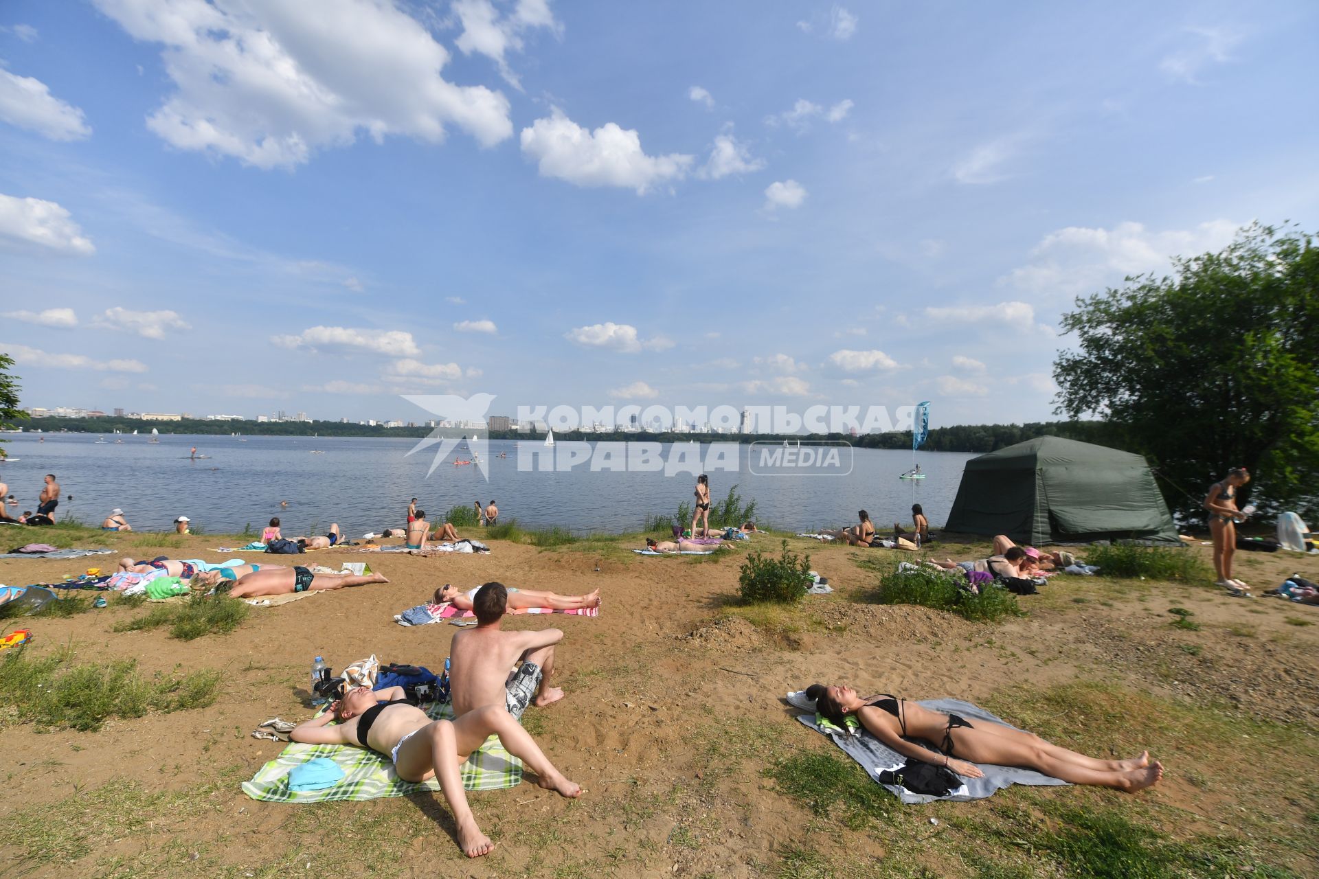 Москва. Горожане во время отдыха на пляже в Строгино.