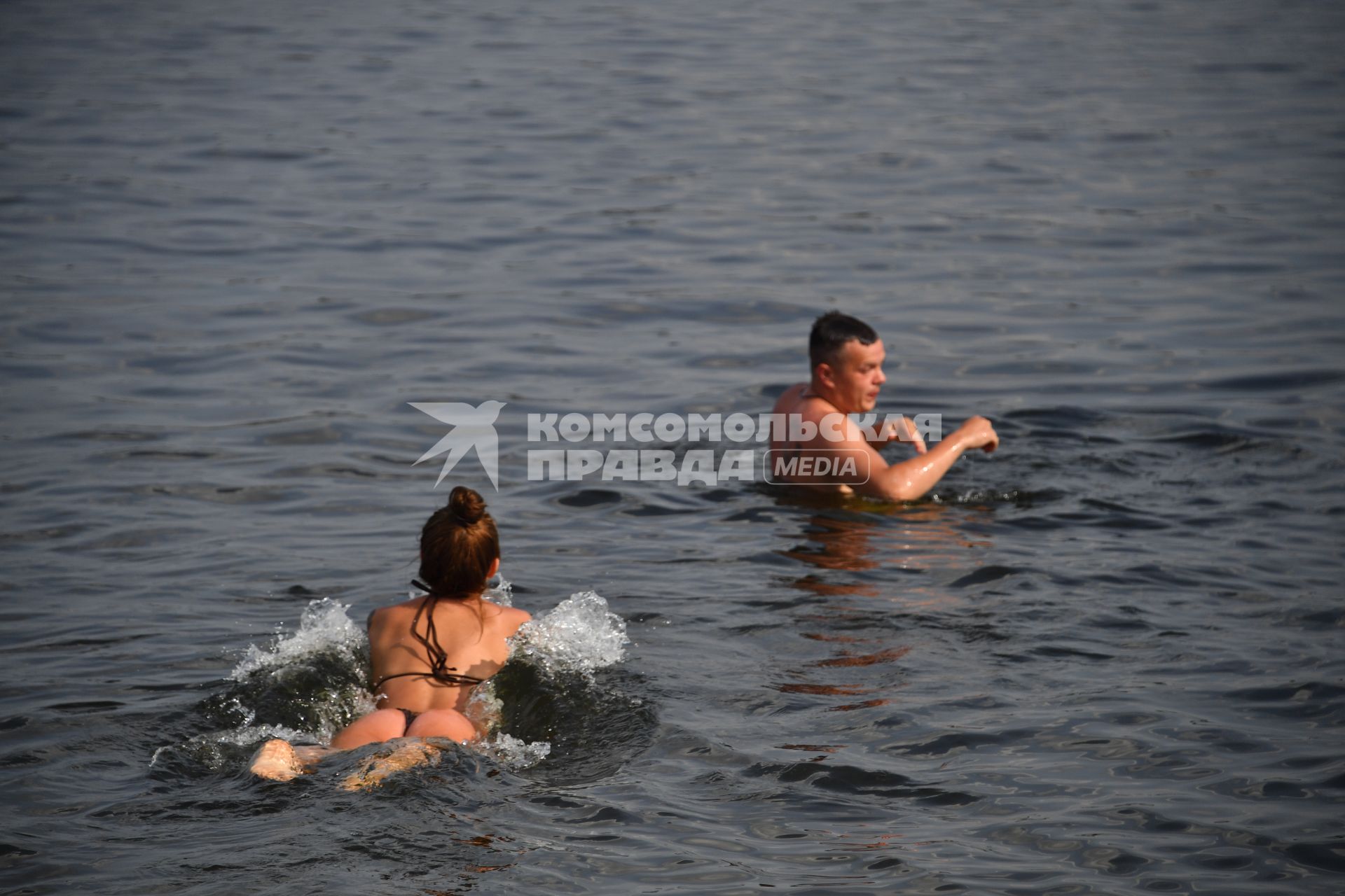 Москва. Горожане во время отдыха на пляже в Строгино.