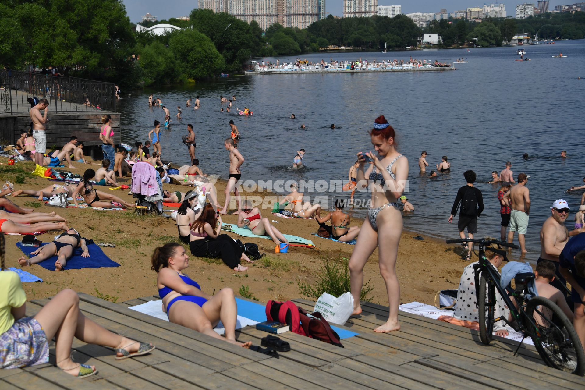 Москва. Горожане во время отдыха на пляже в Строгино.