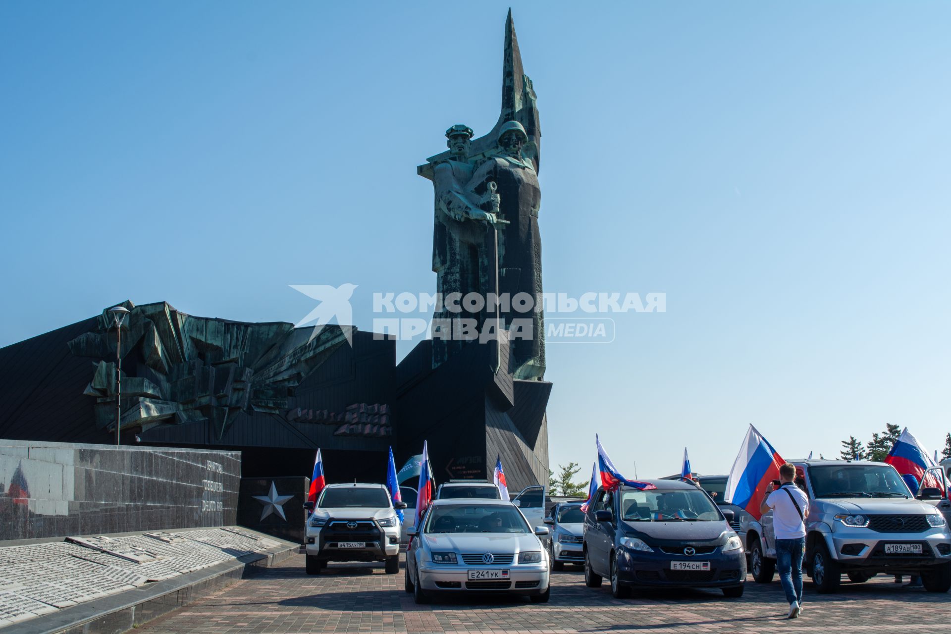 В Донецке прошёл автопробег в честь Дня флага России