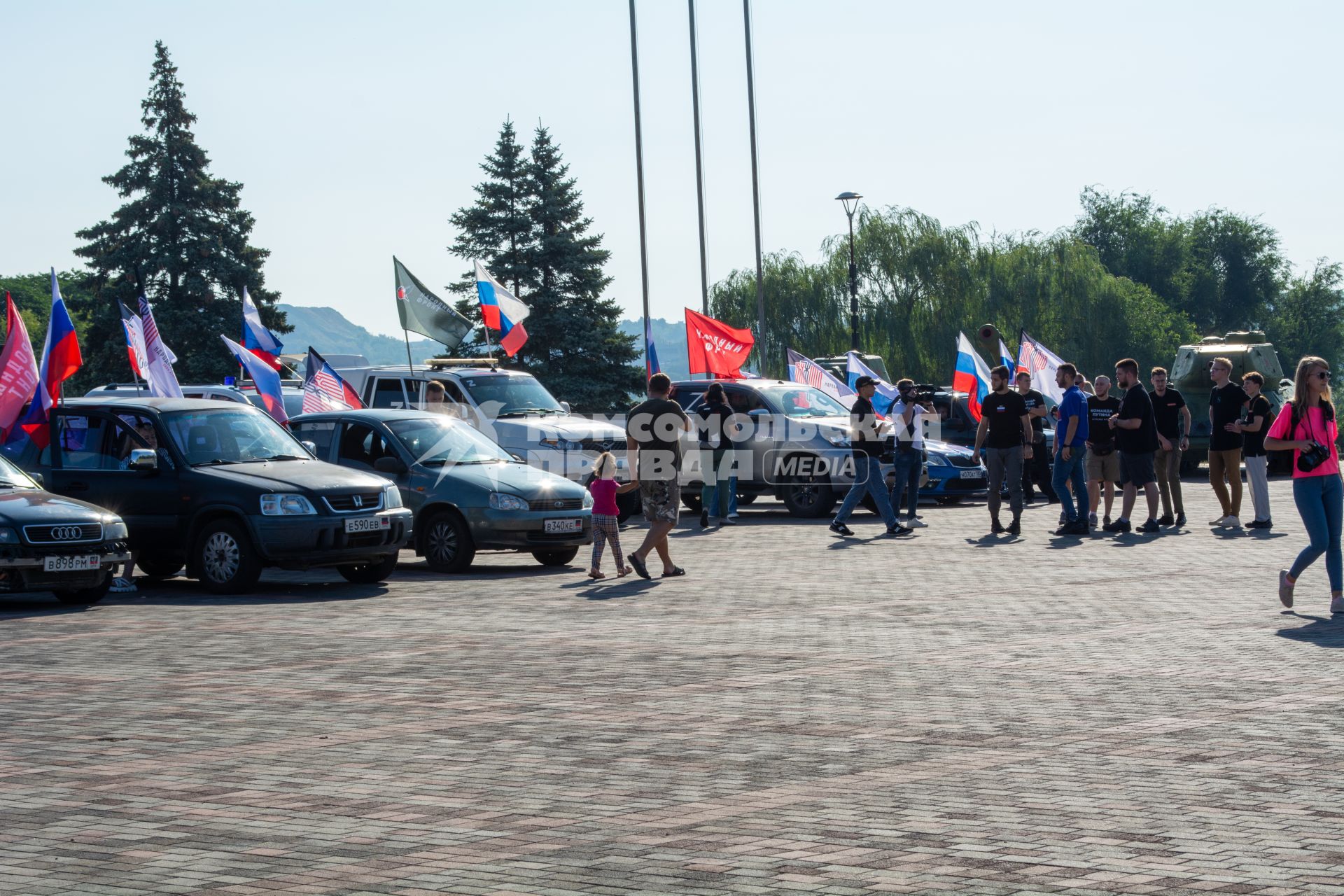 В Донецке прошёл автопробег в честь Дня флага России