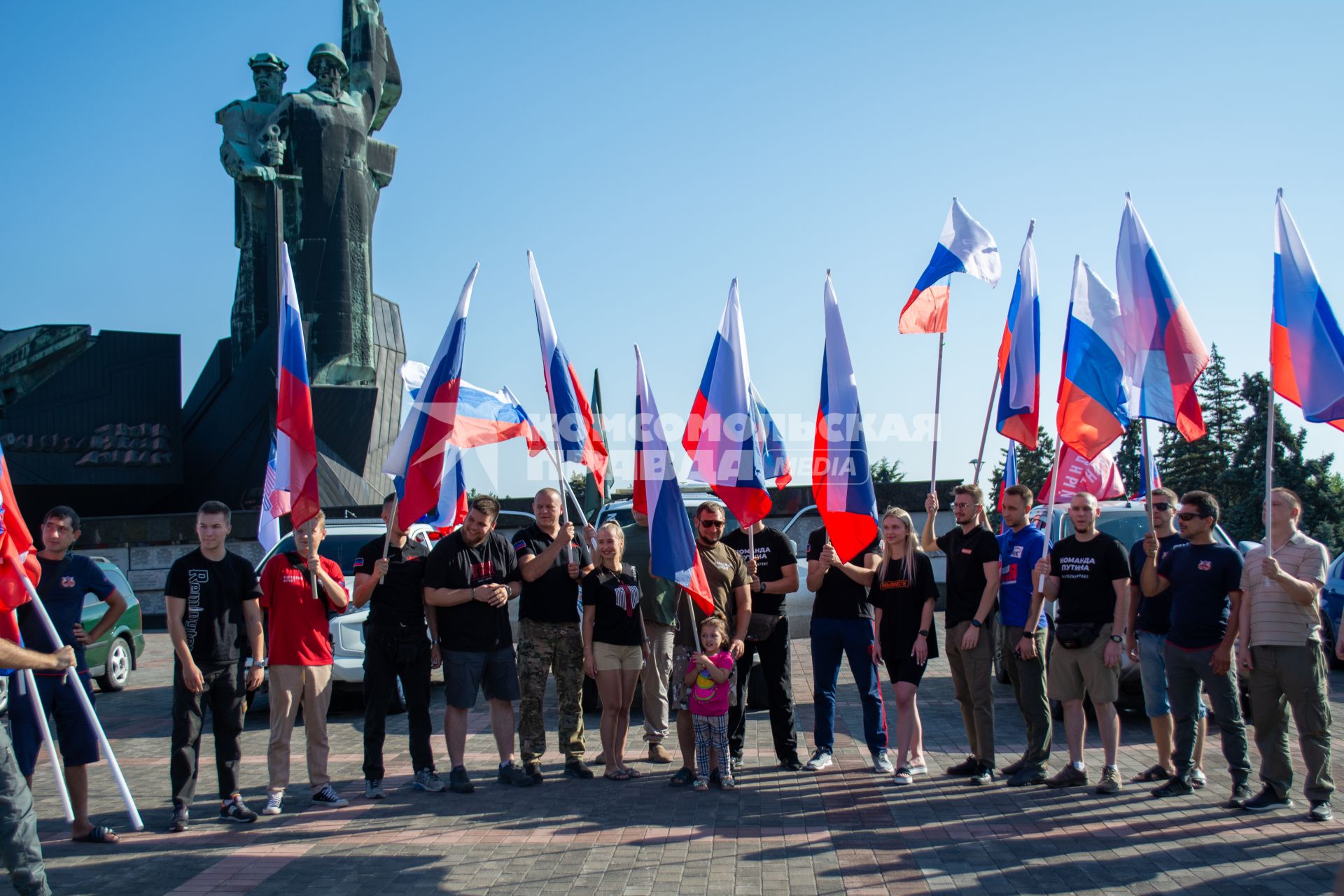 В Донецке прошёл автопробег в честь Дня флага России